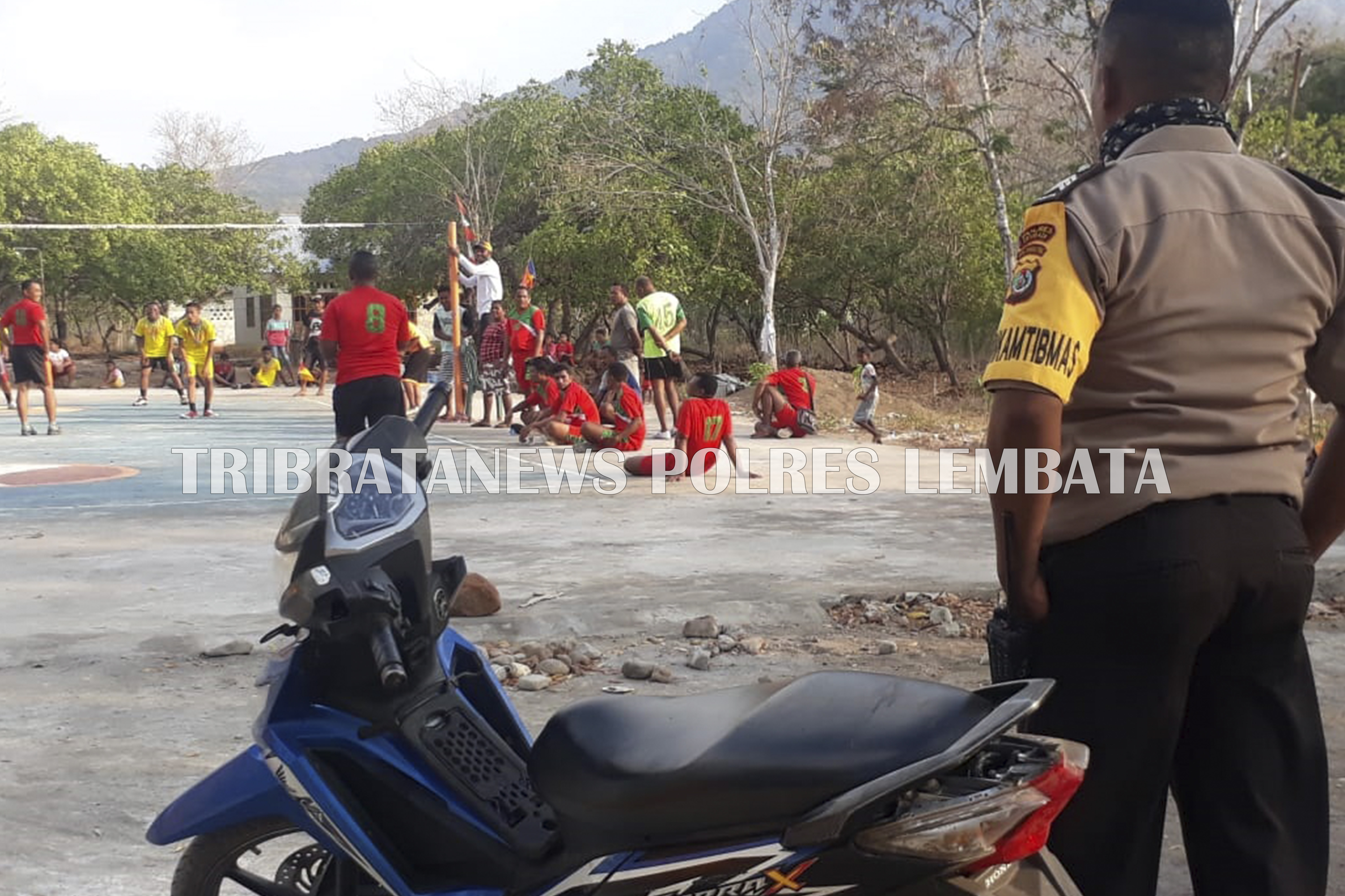 LAKUKAN PENGAMANAN BOLA VOLI, BRGIPOL PETRUS P. GOLEK HIMBAU PENDUKUNG JAGA SPORTIFITAS