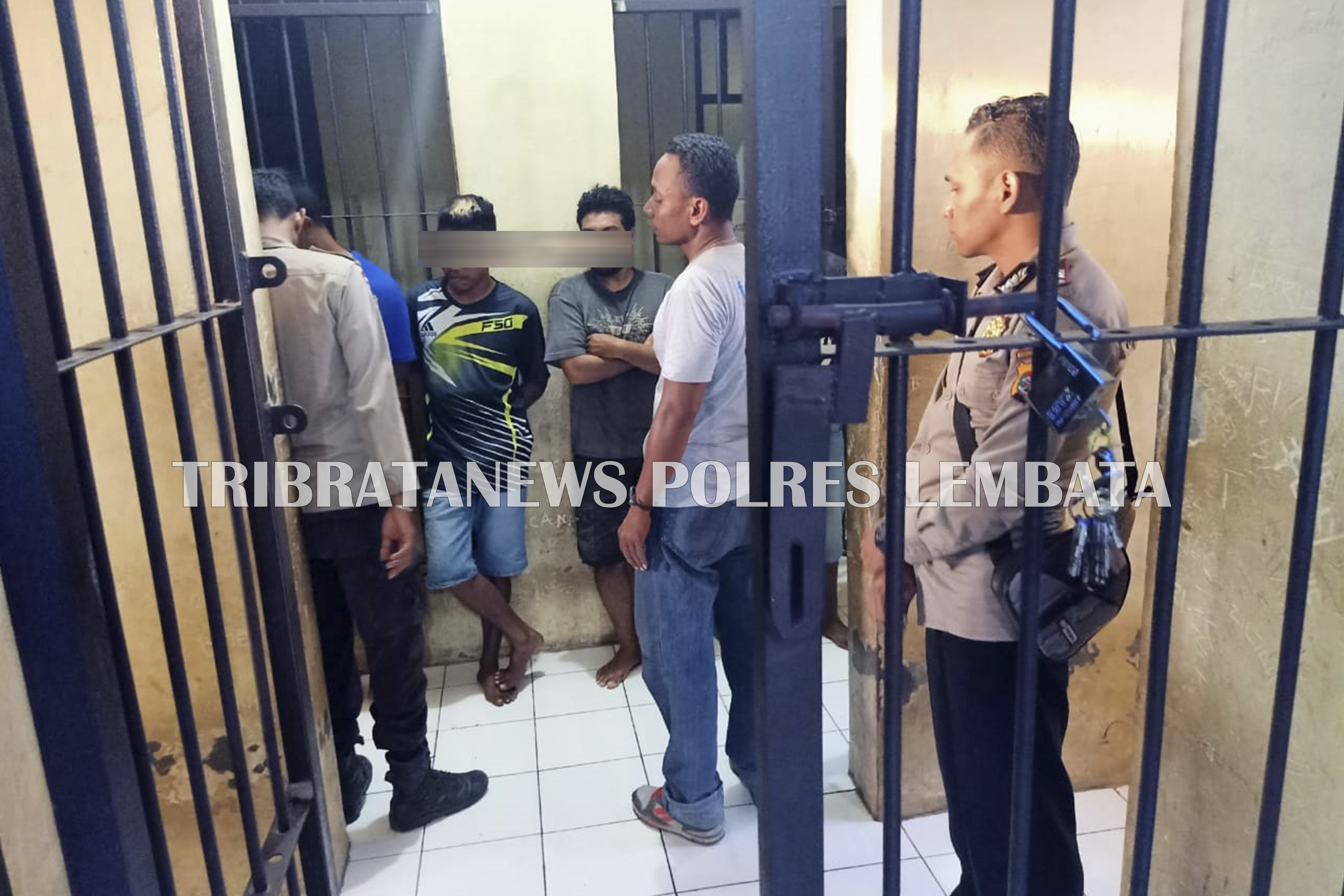 ANGGOTA PIKET JAGA RUTIN MENGECEK KONDISI TAHANAN POLRES LEMBATA