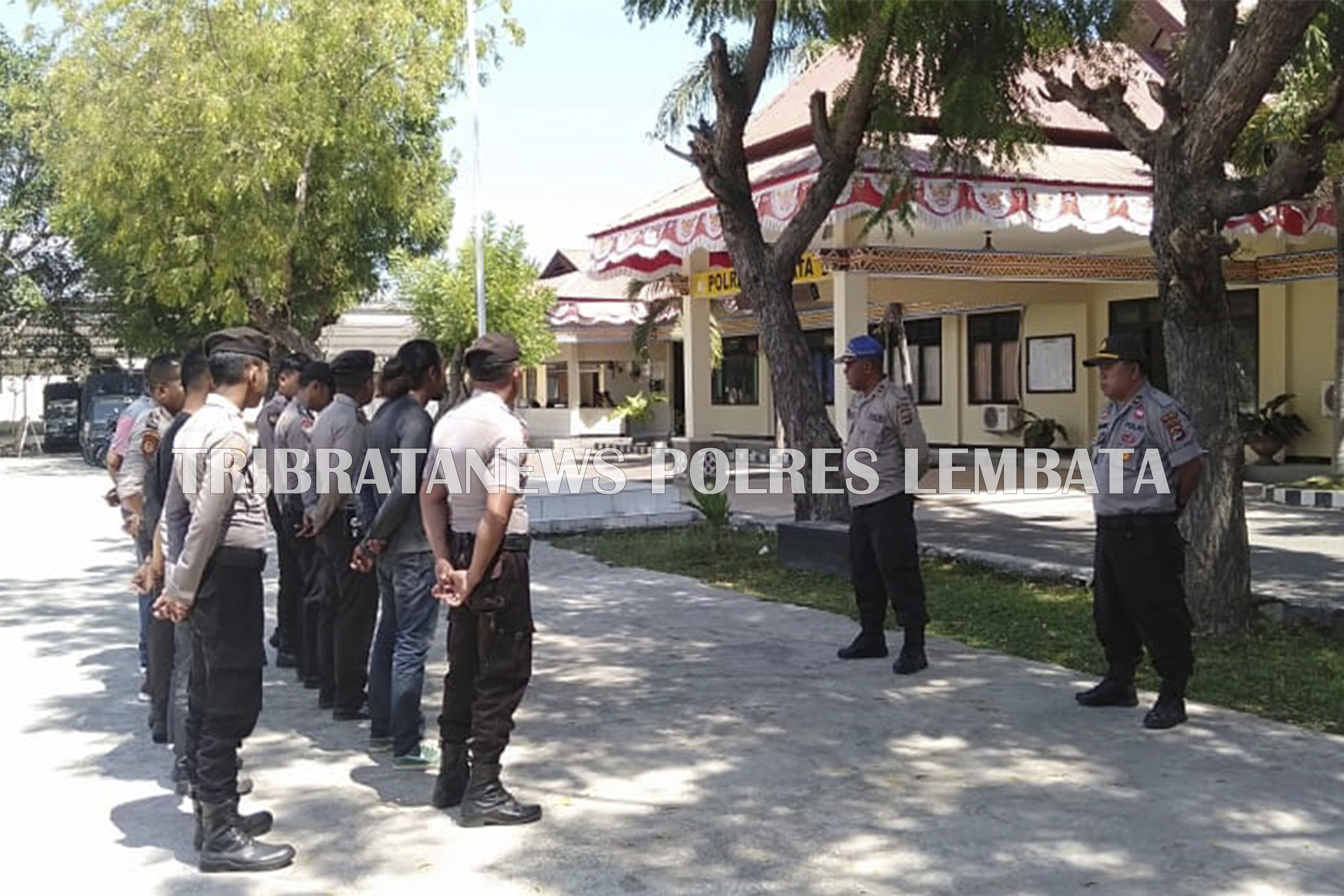 MEMELIHARA SITUASI KAMTIBMAS DI LEMBATA, IPDA REJAB DAN IPDA HADI PIMPIN PATROLI RUTIN DI TERMINAL BARAT KOTA LEWOLEBA