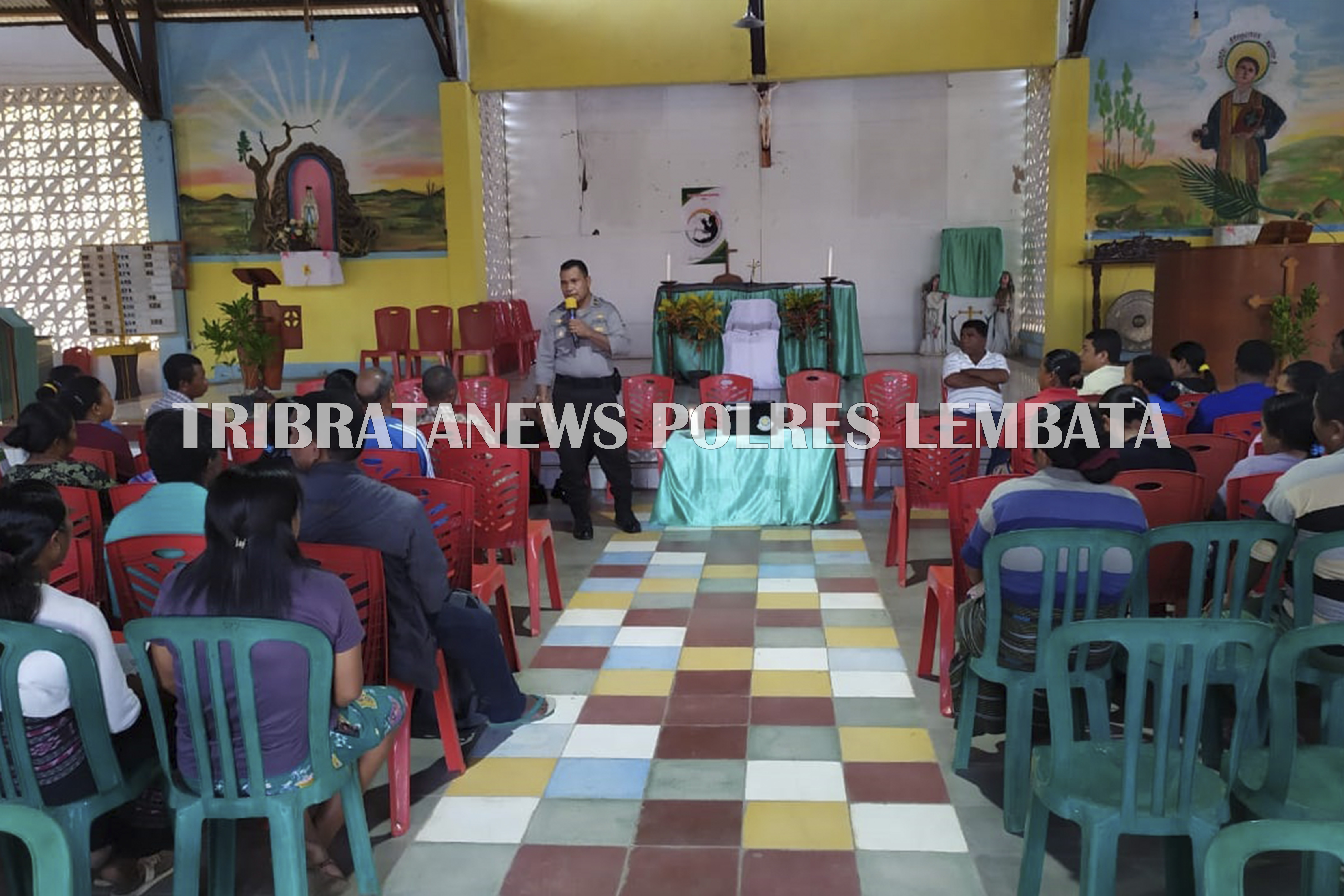 SAT BINMAS POLRES LEMBATA, BERIKAN HIMBAUAN KEPADA PARA ORANGTUA CALON KOMUNI PERTAMA DI HADAKEWA