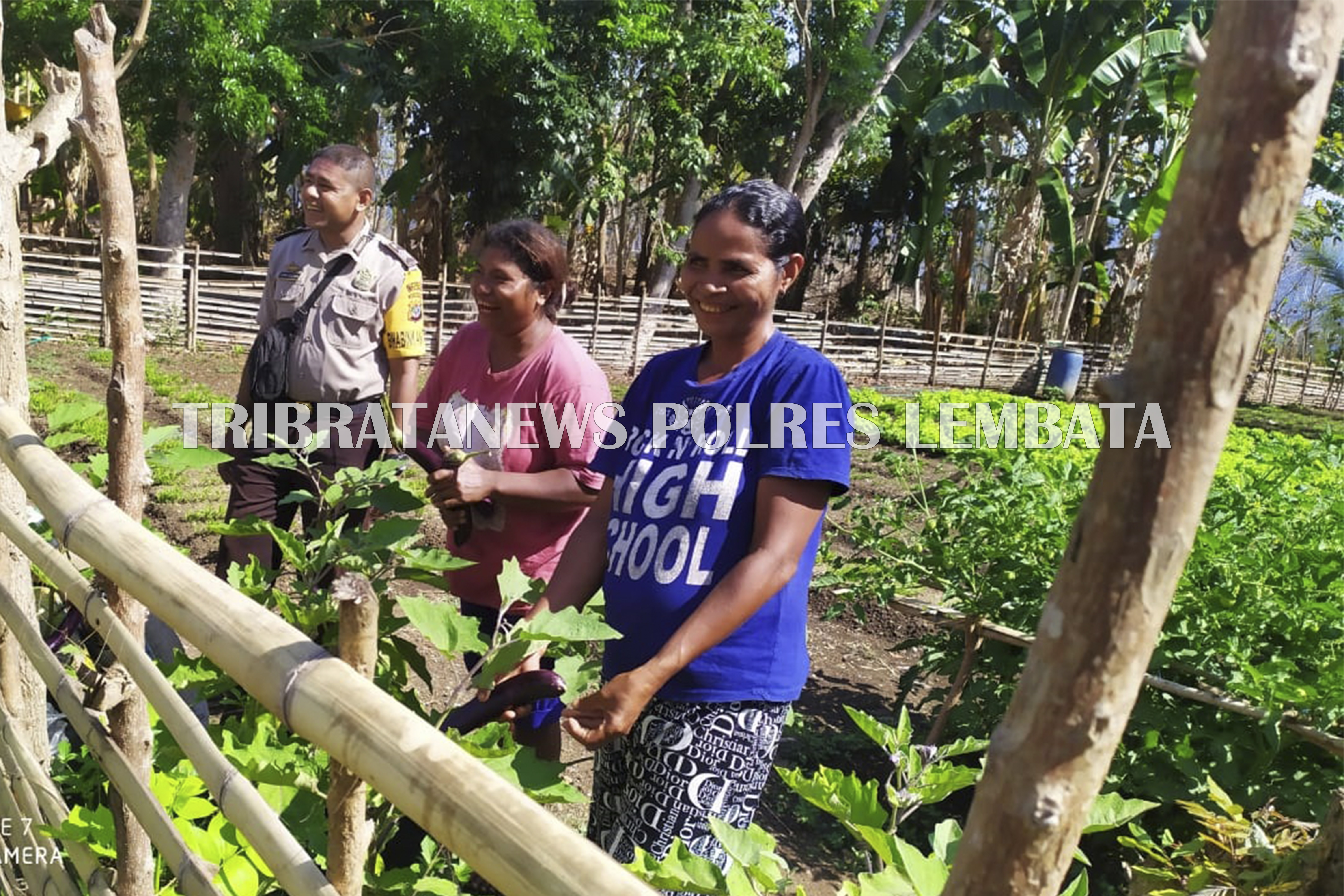 BRIGPOL SEFRIN C. K. KELLY MENYAMBANGI WARGA DESA IDALOLONG GUNA MENYAMPAIKAN PESAN KAMTIBMAS