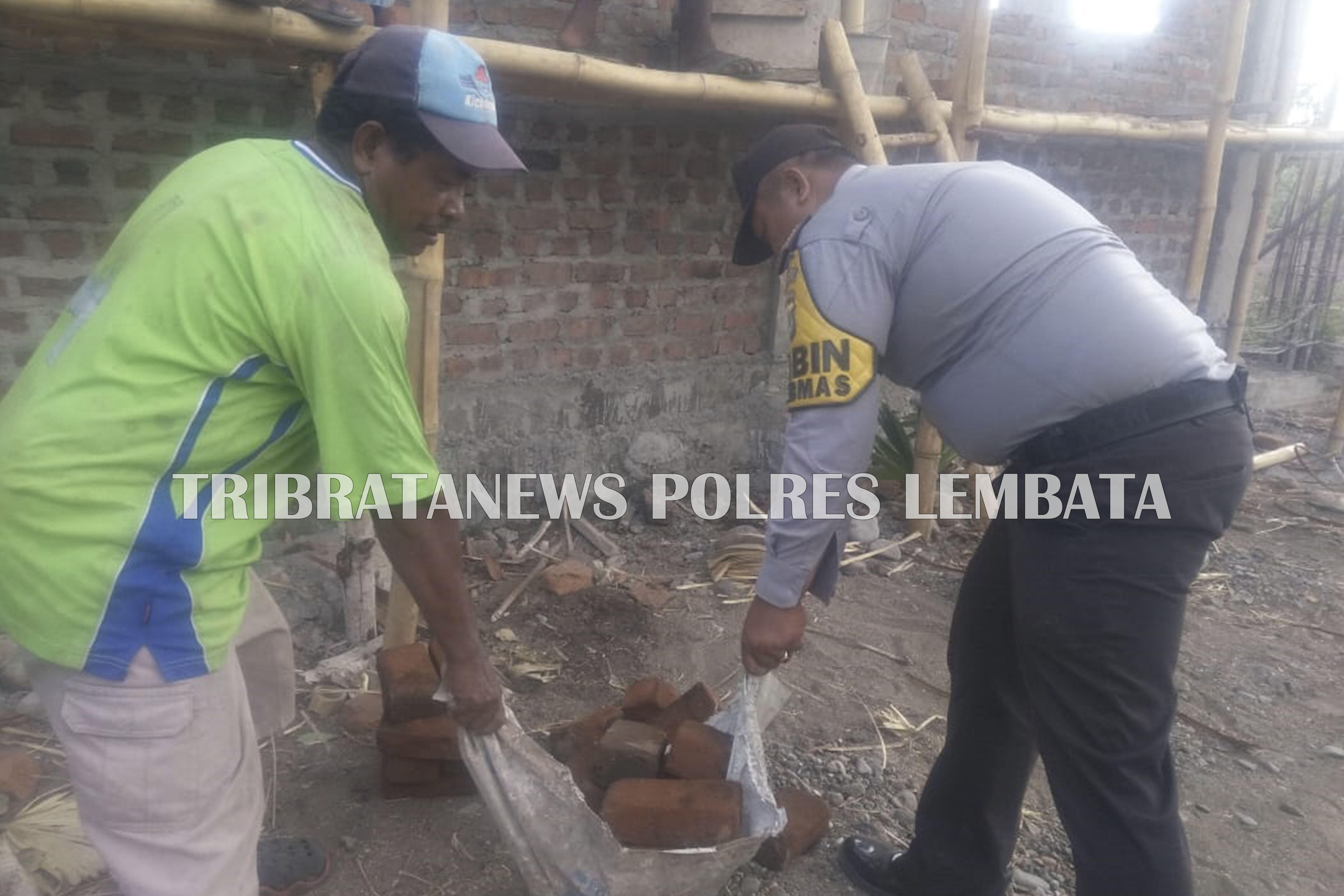 BRIPKA ADRIAN SINAGA KERJA BAKTI BERSAMA WARGA MASYARAKAT BOUR, BANGUN GEREJA