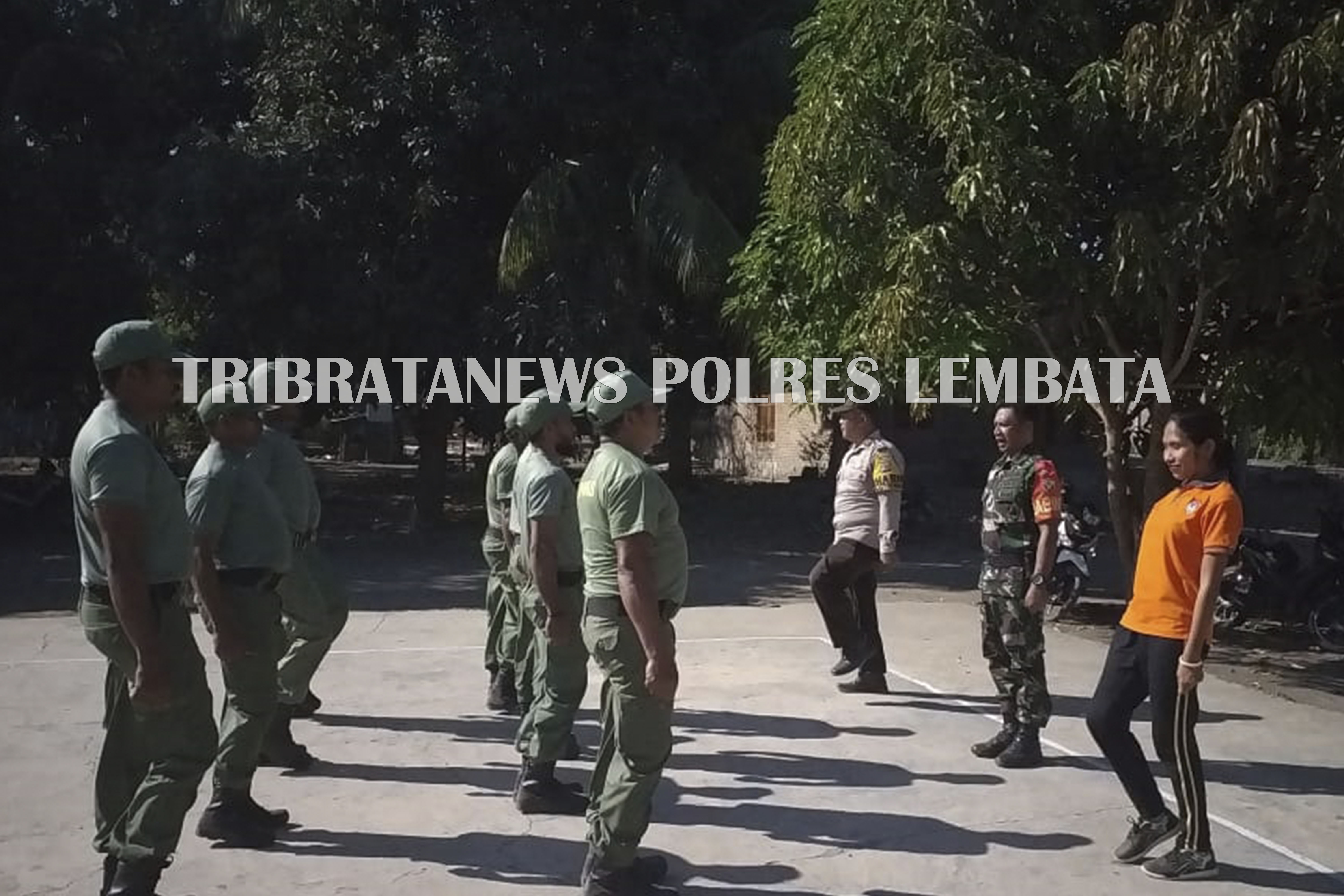 ANGGOTA BHABINKAMTIBMAS DAN ANGGOTA BABINSA BERSINERGI BERIKAN PELATIHAN KEPADA PARA LINMAS KELURAHAN LEWOLEBA SELATAN