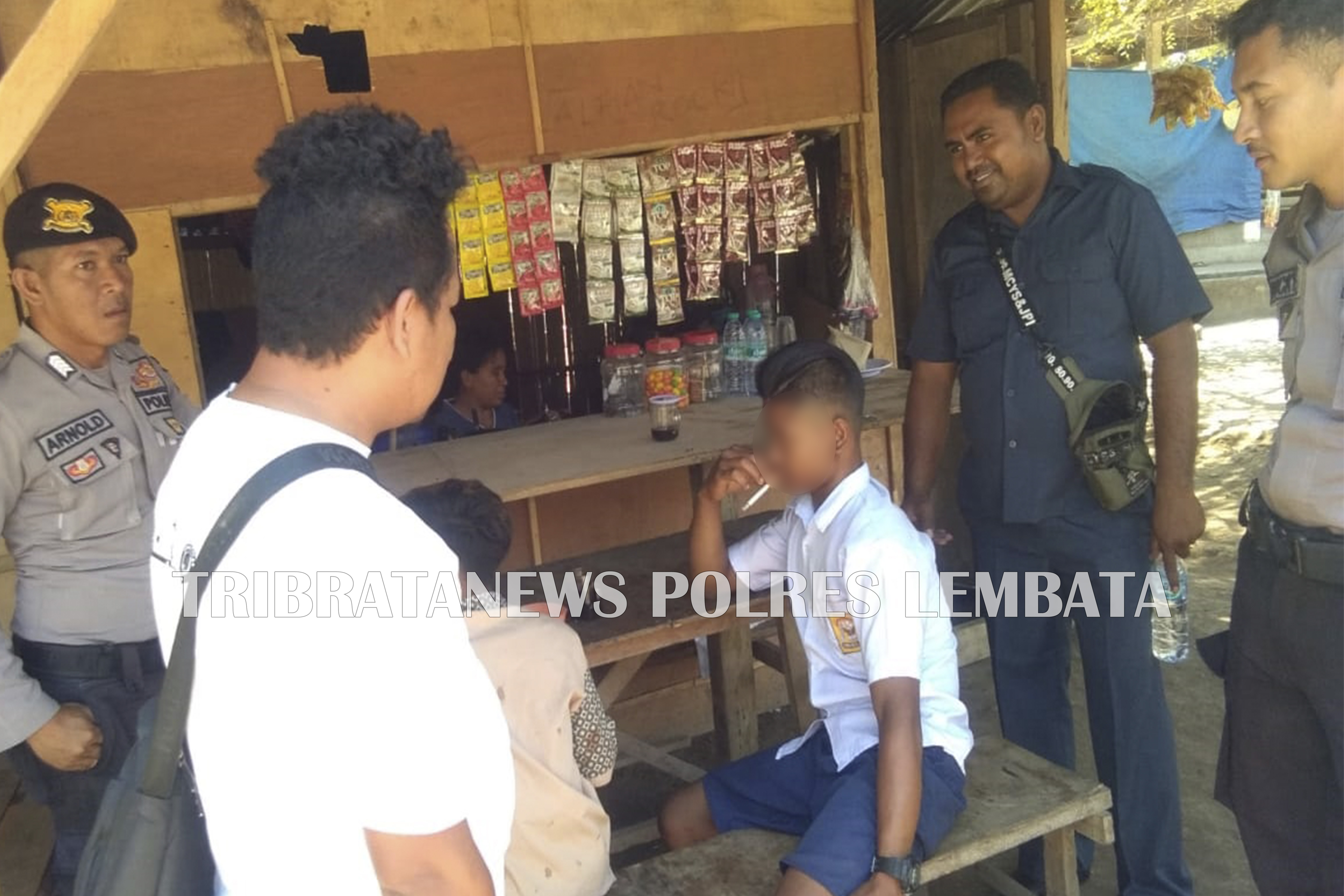 PELAKSANAAN PATROLI RUTIN POLRES LEMBATA AMANKAN PARA PELAJAR YANG MEROKOK DI LUAR SEKOLAH, PADA SAAT JAM PELAJARAN