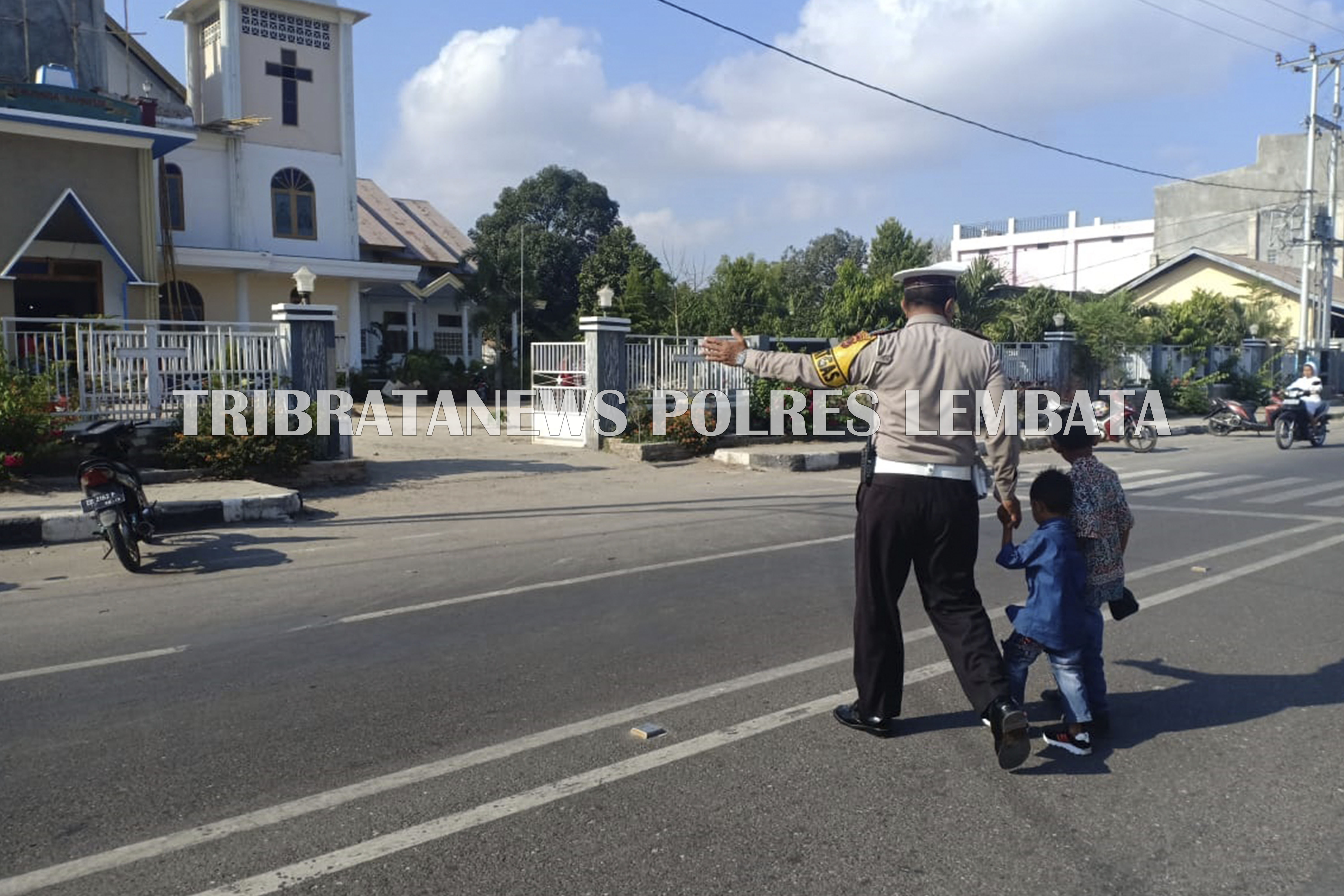 SETIAP JUMAT DAN MINGGU, POLRES LEMBATA RUTIN BERIKAN RASA AMAN PADA PELAKSANAAN IBADAH