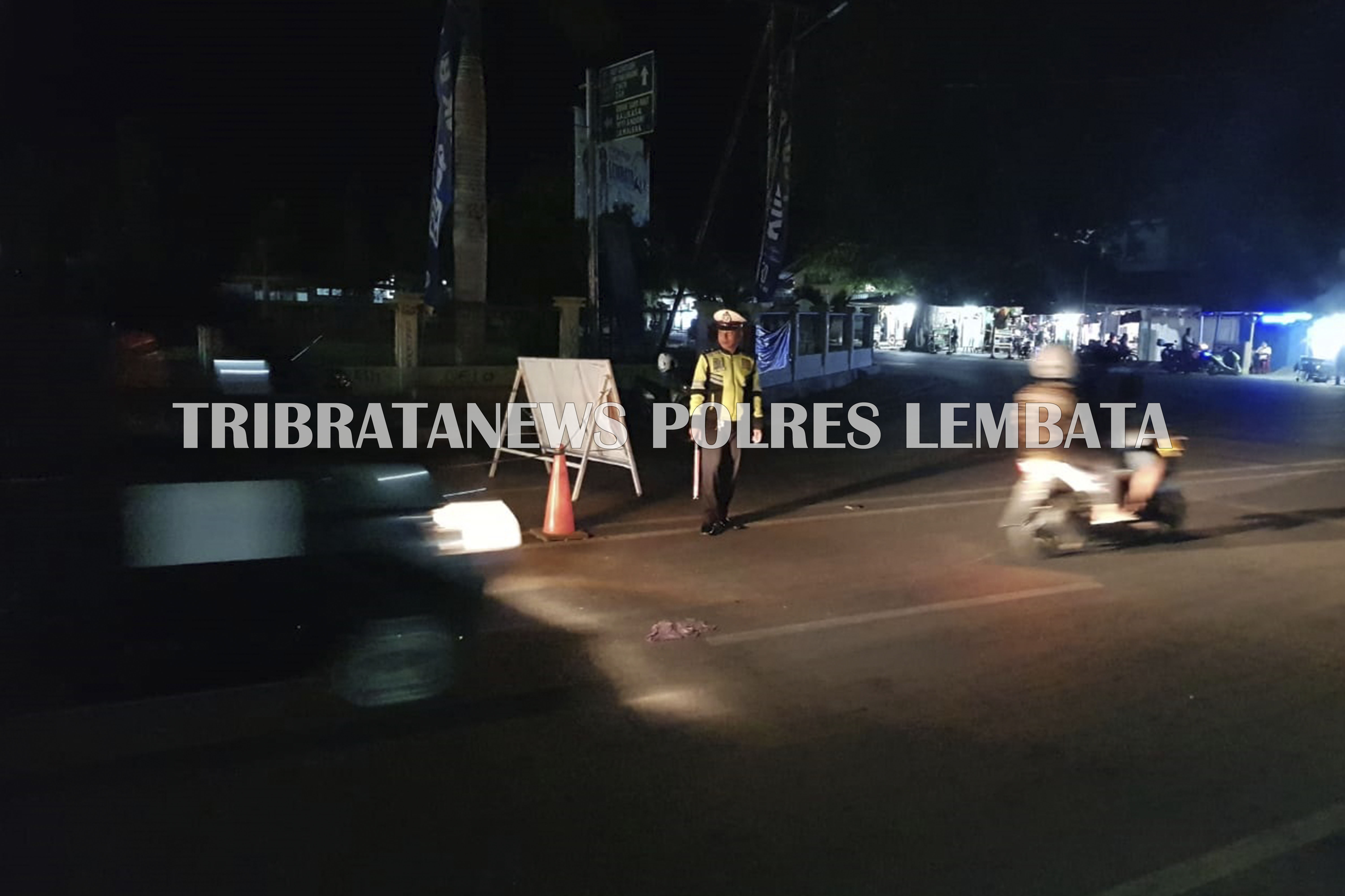 SATUAN LALU LINTAS POLRES LEMBATA RUTIN MENJAGA KAMTIBCAR LANTAS DI AREA KULINER PADA MALAM HARI