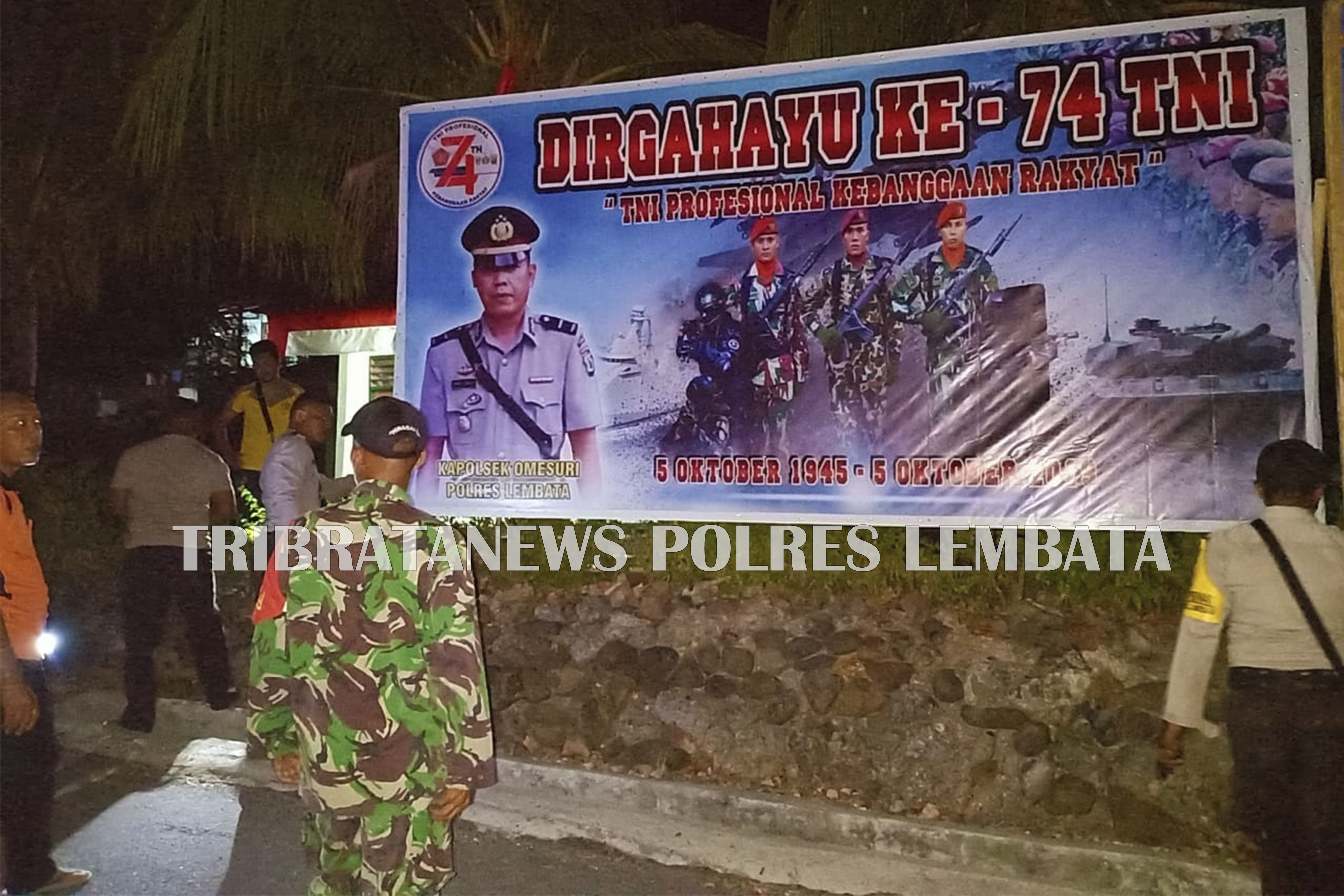 POLSEK OMESURI, DI BANTU PERSONIL KORAMIL 1624-04 OMESURI, LAKUKAN PEMASANGAN BALIHO UCAPAN HUT TNI KE 74