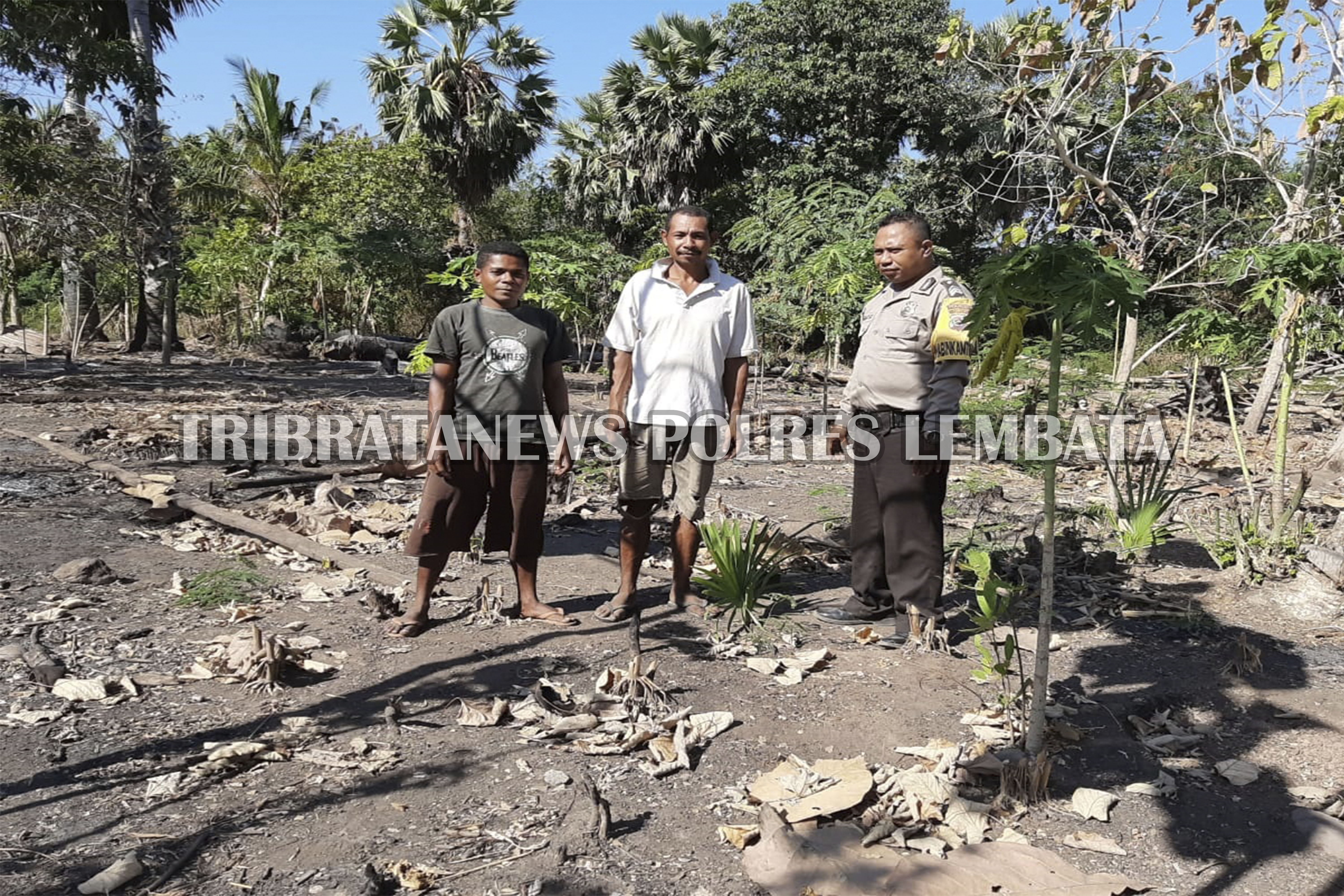 ANGGOTA BHABINKAMTIBMAS DESA HINGALAMAMENGI MENYAMBANGI MASYARAKAT DESA YANG SEDANG BERKEBUN