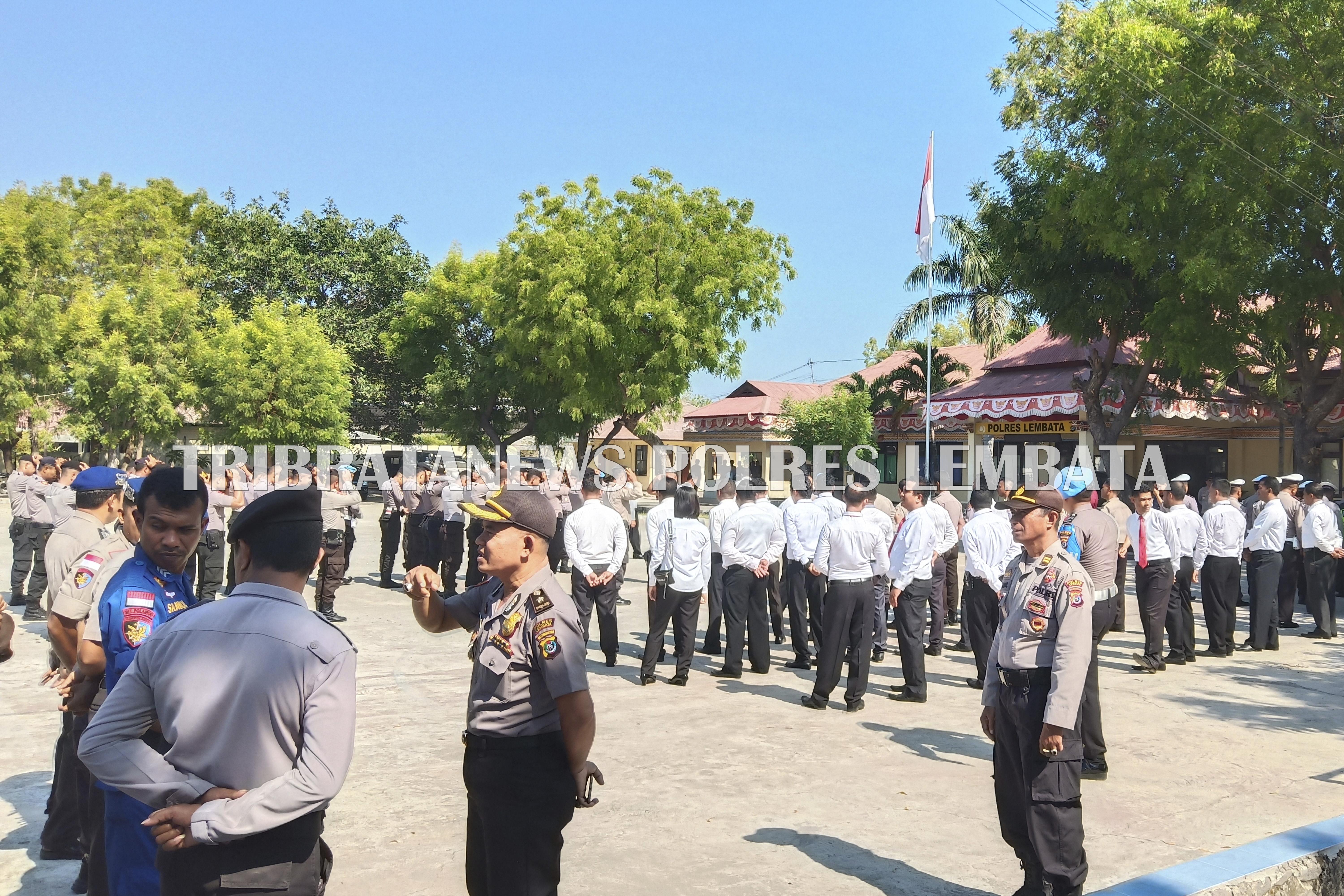 KAPOLRES LEMBATA PERINTAHKAN PROPAM PERIKSA SIKAP TAMPANG ANGGOTA POLRES LEMBATA SEBELUM MELAKUKAN TUGAS