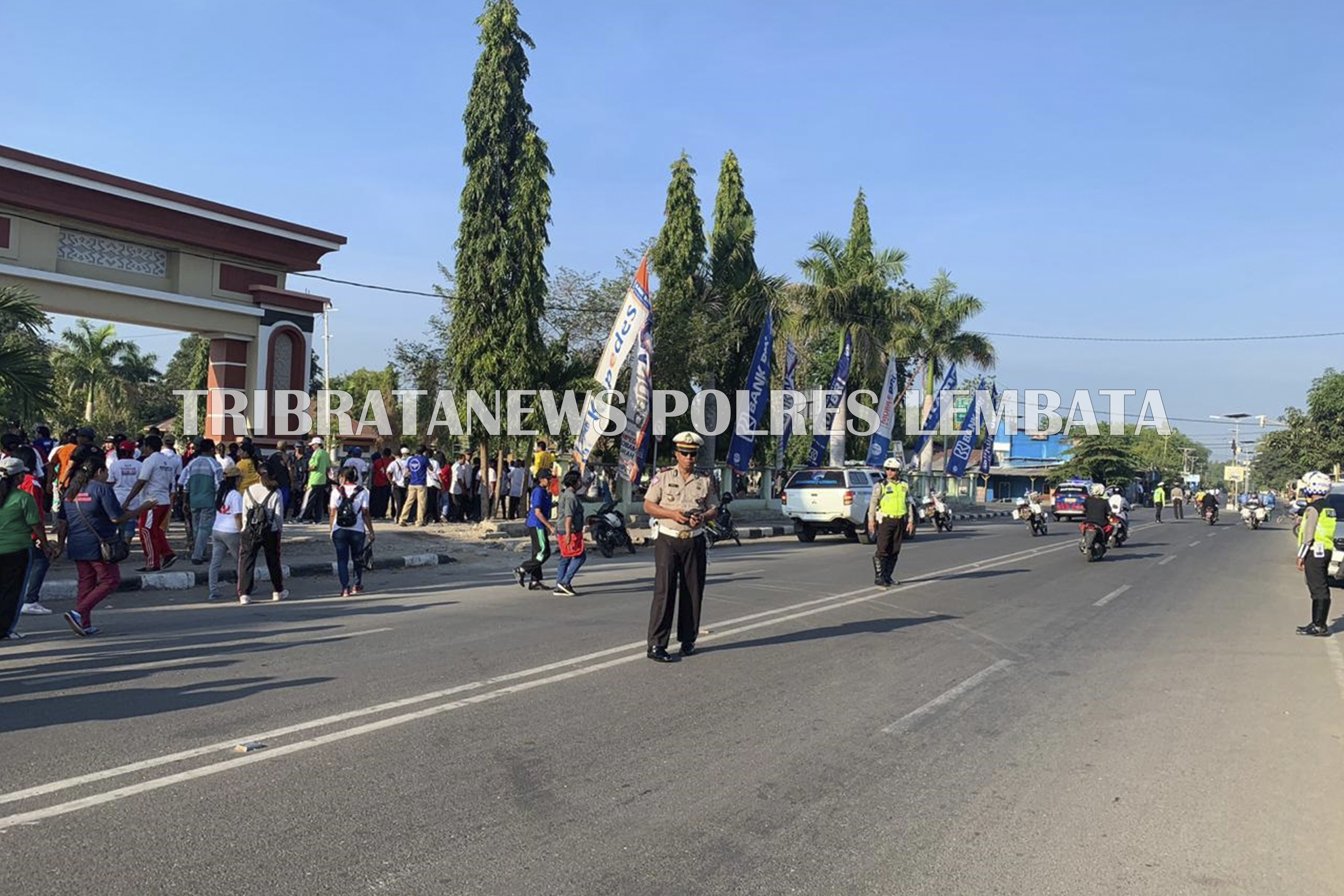 SAT LANTAS POLRES LEMBATA, LAKUKAN PENGATURAN LALU LINTAS SEKALIGUS PENGAMANAN KEGIATAN JALAN SANTAI