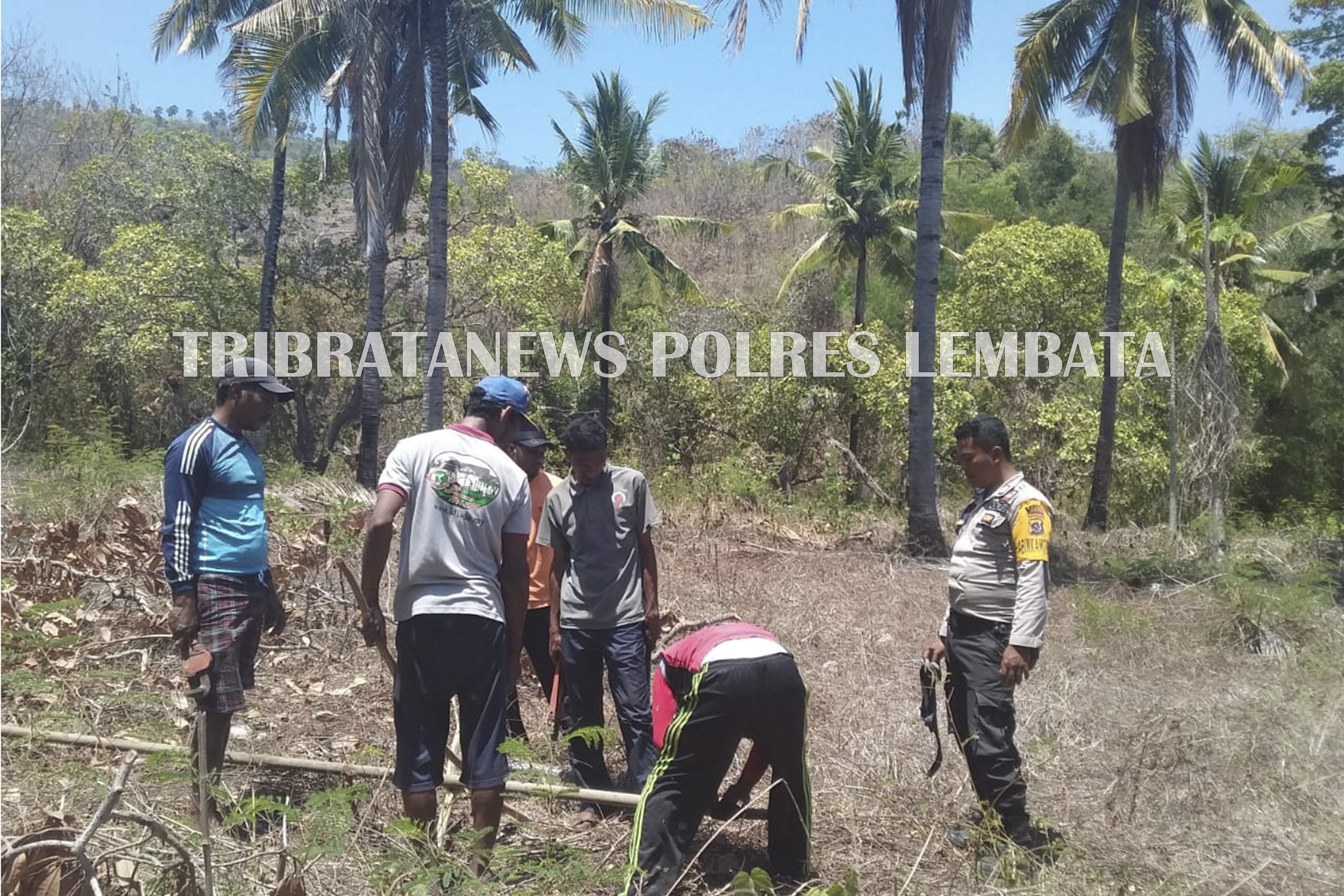 INI YANG DI LAKUKAN BRIGPOL EKO PRANOTO PADA SAAT MELAKUKAN PATROLI RUTIN DI WILAYAH DESA ALAP ATDEI