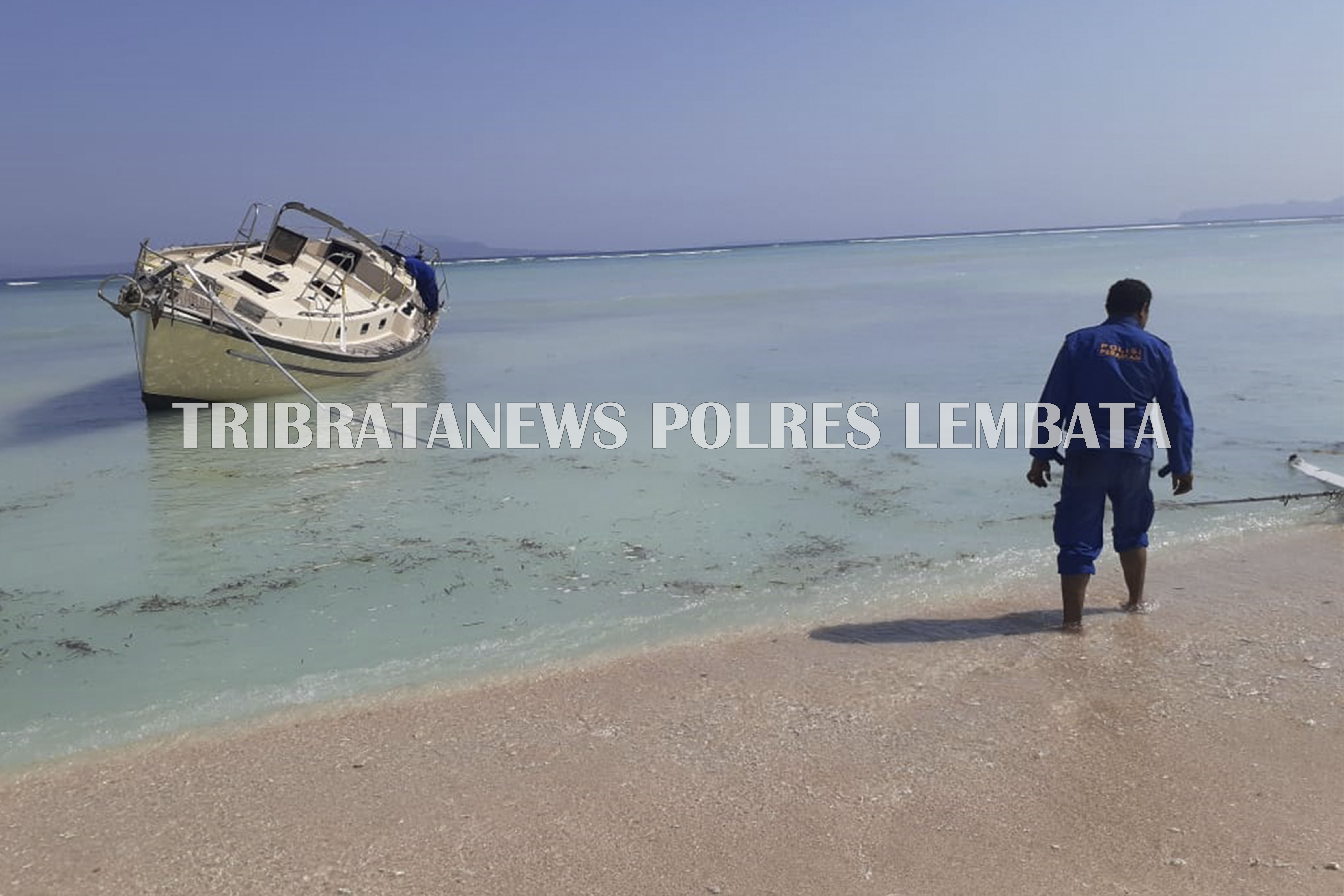 INI YANG DI LAKUKAN SAT POL AIR POLRES LEMBATA SAAT KAPAL WNA ASAL AMERIKA RUSAK DI PERAIRAN DESA TOBOTANI KABUPATEN LEMBATA