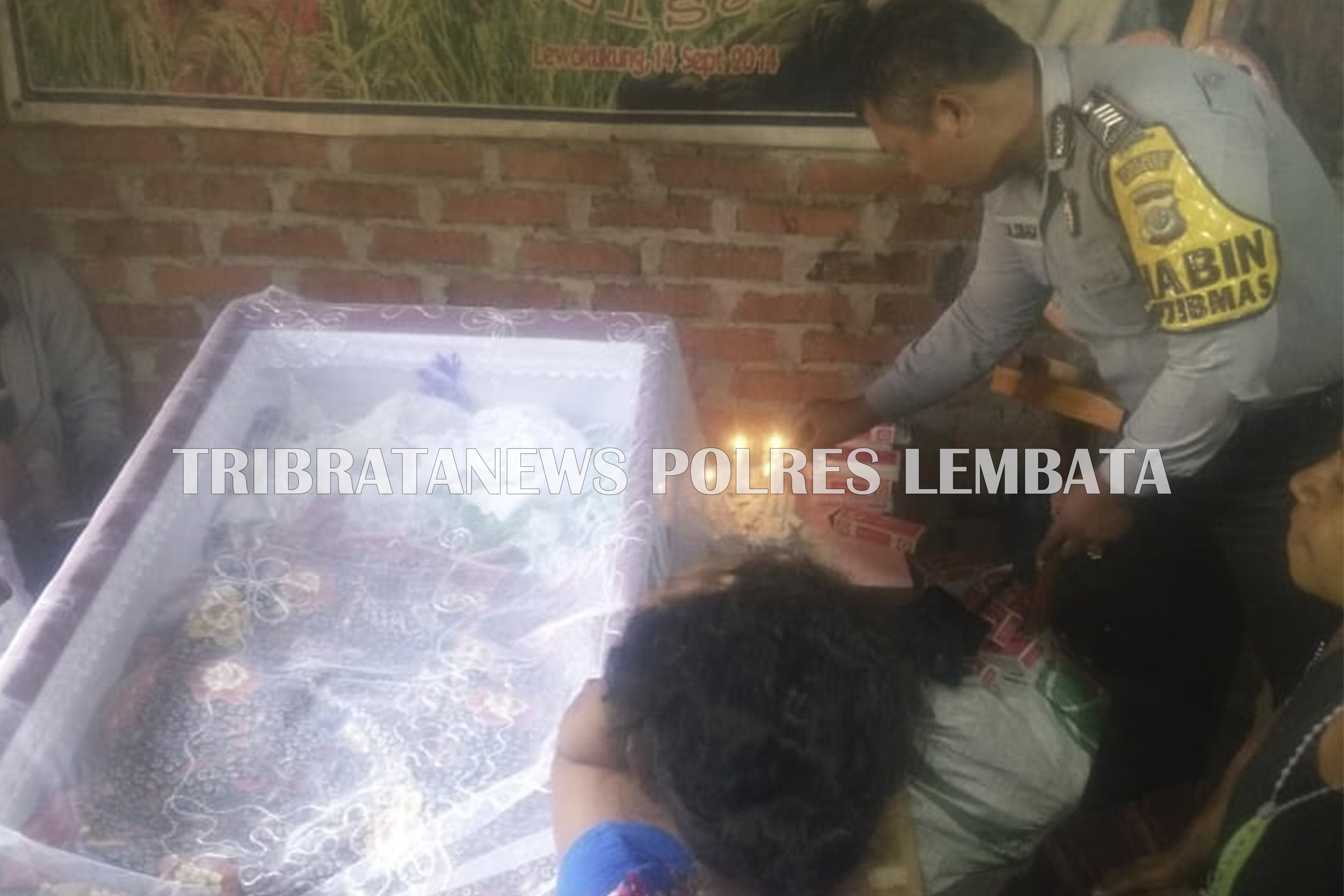 MELAYAT KE SALAH SATU RUMAH WARGA YANG BERDUKA, BRIPKA ADRIAN SINAGA BAKAR LILIN SEBAGAI PENGHORMATAN