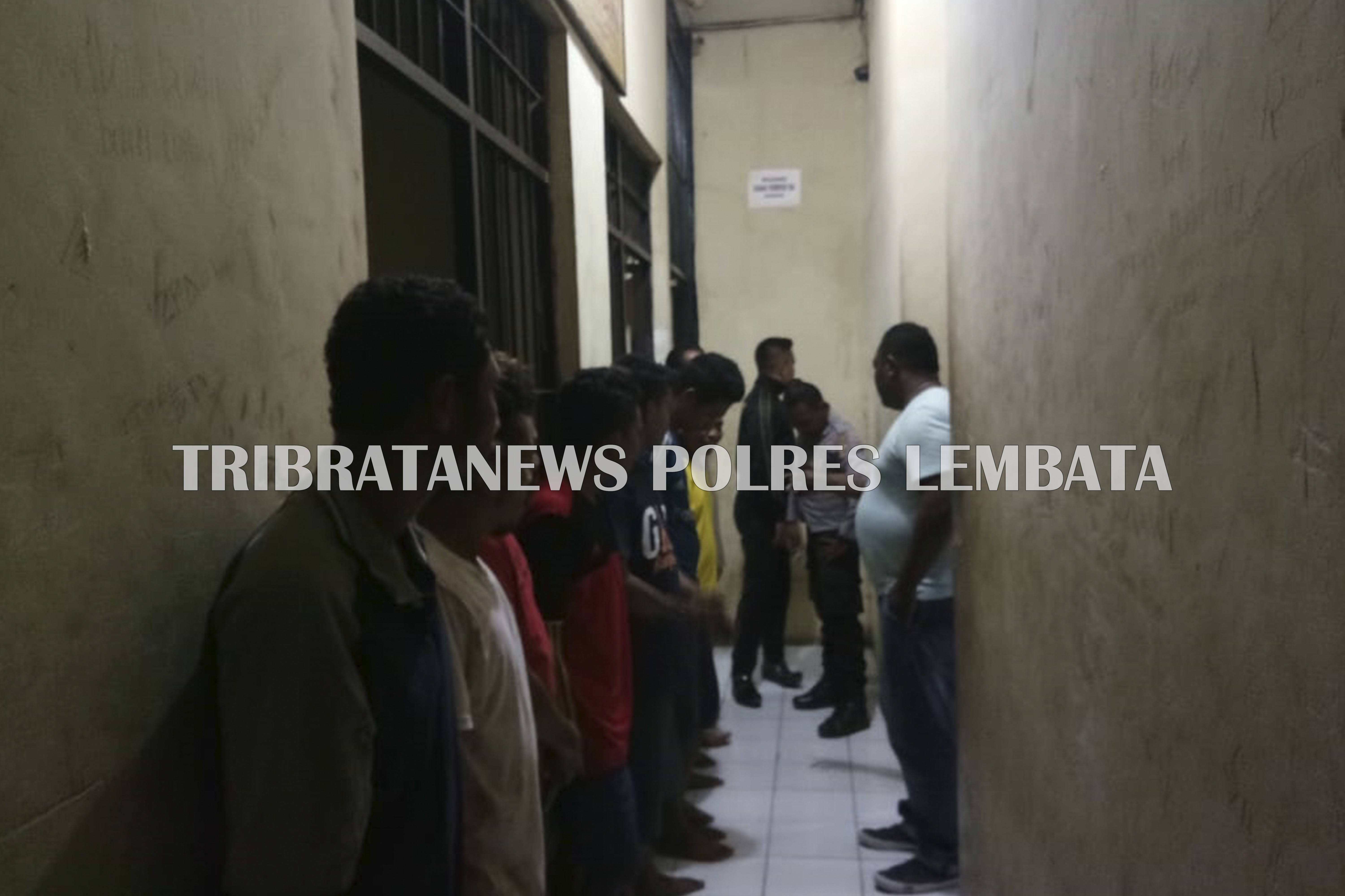 IPTU GREGORIUS LEU SAUNOAH HIMBAU PENGHUNI RUTAN POLRES LEMBATA, TETAP JAGA KEBERSIHAN DAN KESEHATAN