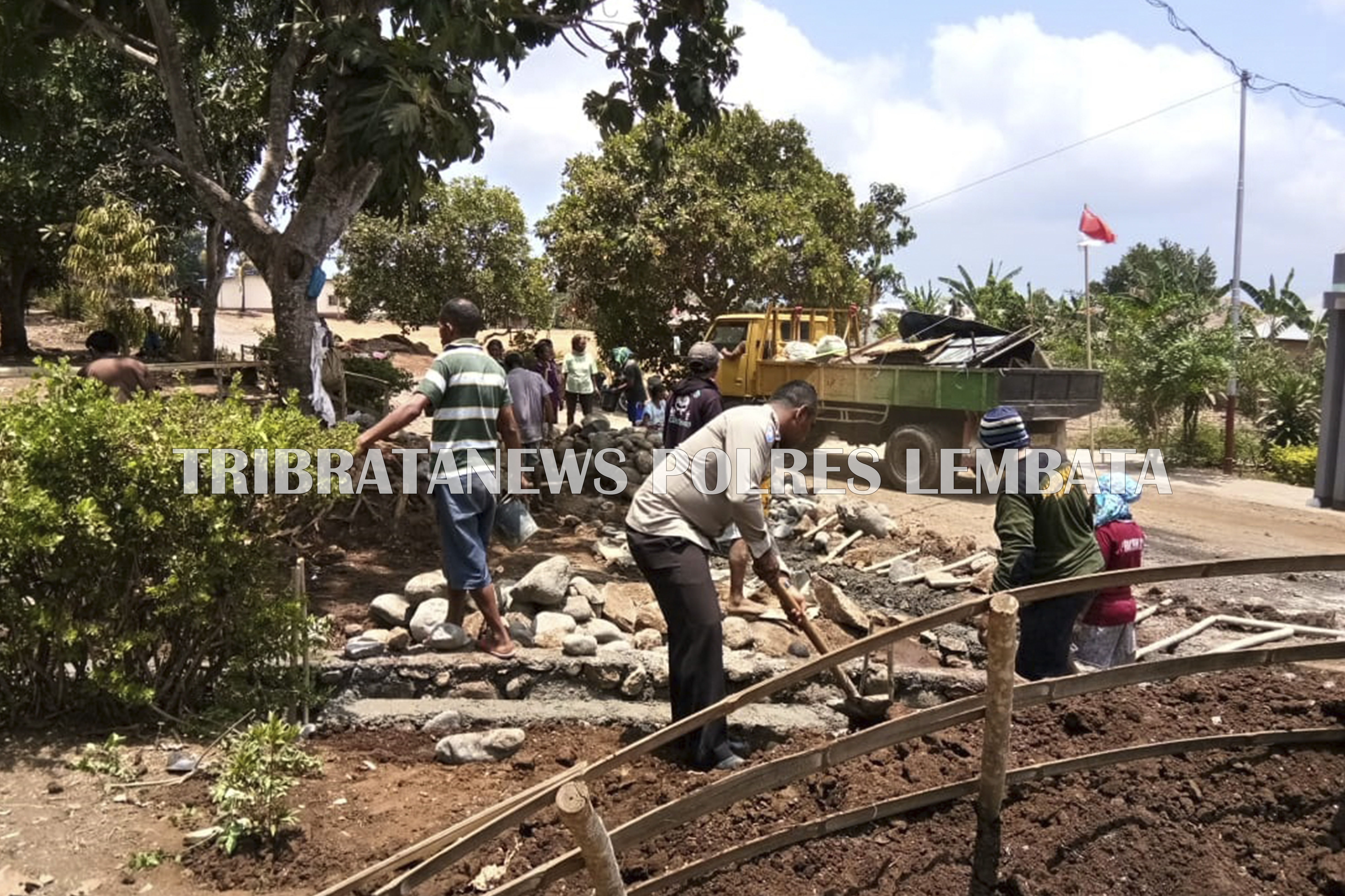 BERBAUR DENGAN WARGA LAKUKAN KERJA BAKTI BRIGPOL YOSEF ADRIANUS TUPE GORAN SEMPATKAN HIMBAU KAMTIBMAS