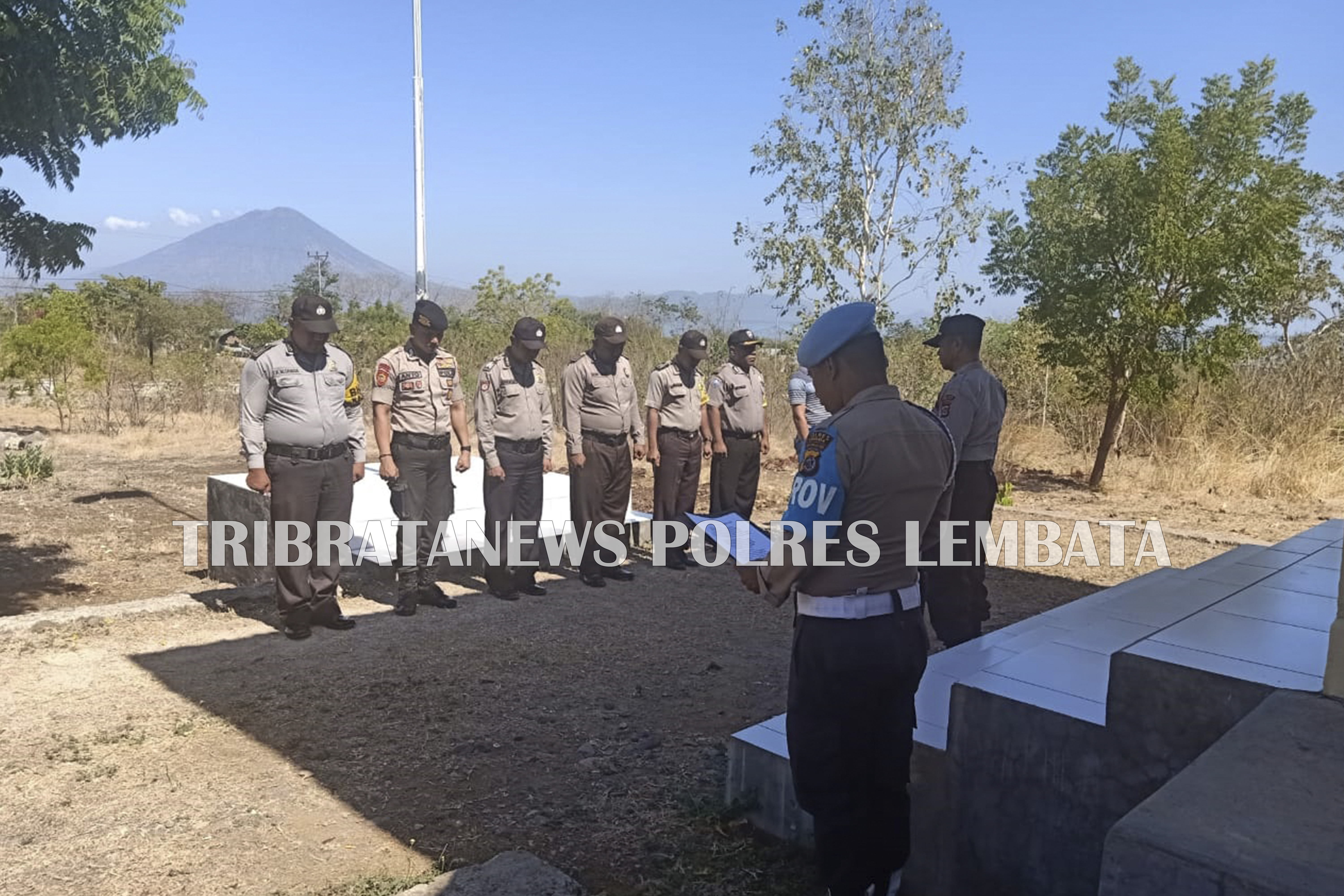 KAPOLSEK NUBATUKAN SECARA RUTIN MENGECEK KESIAPAN ANGGOTA SEBELUM BERTUGAS