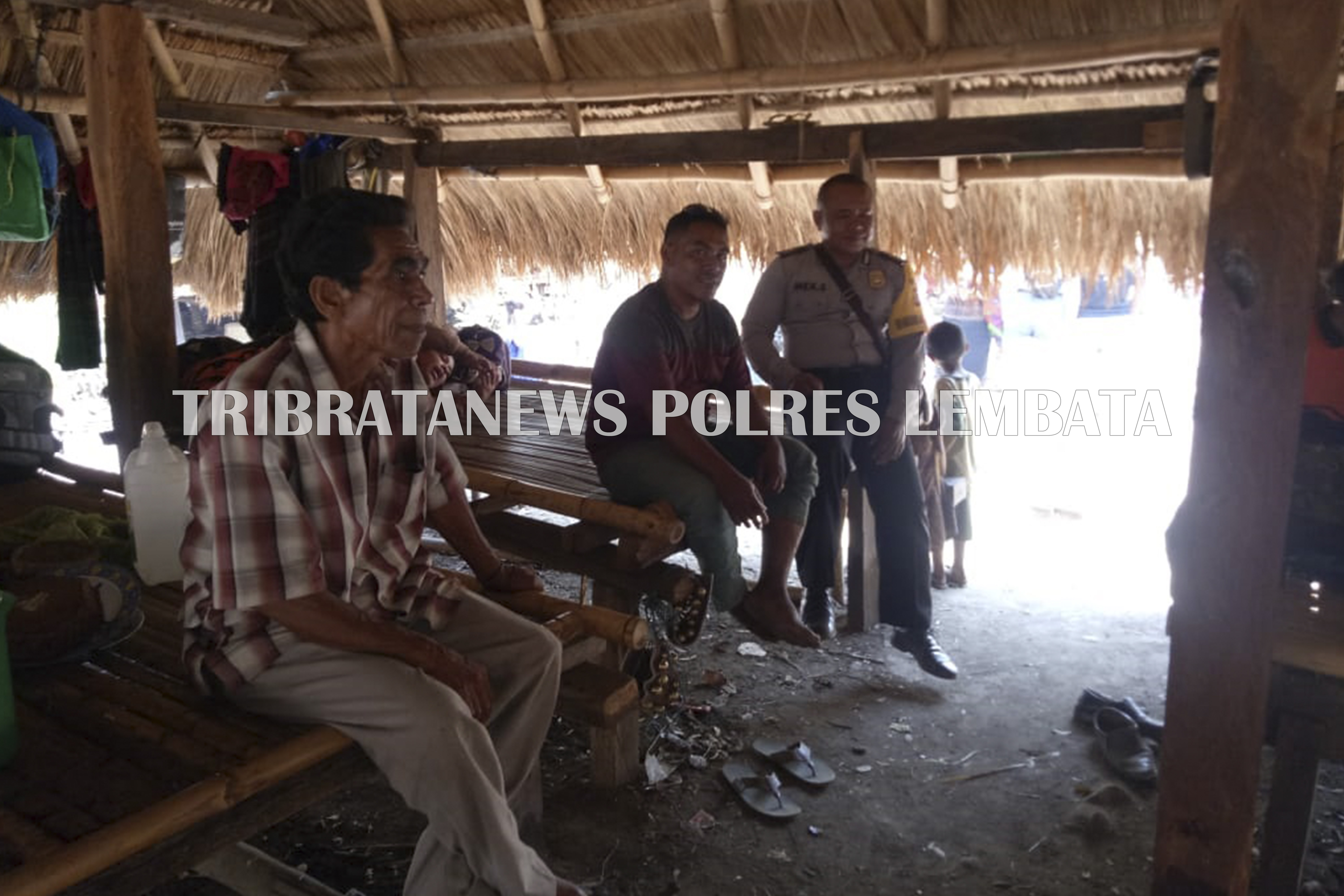 BRIPKA MAXSI INGATKAN WARGA ILE APE YANG SEDANG LAKSANAKAN RITUAL PESTA KACANG AGAR SELALU MENJAGA LINGKUNGAN