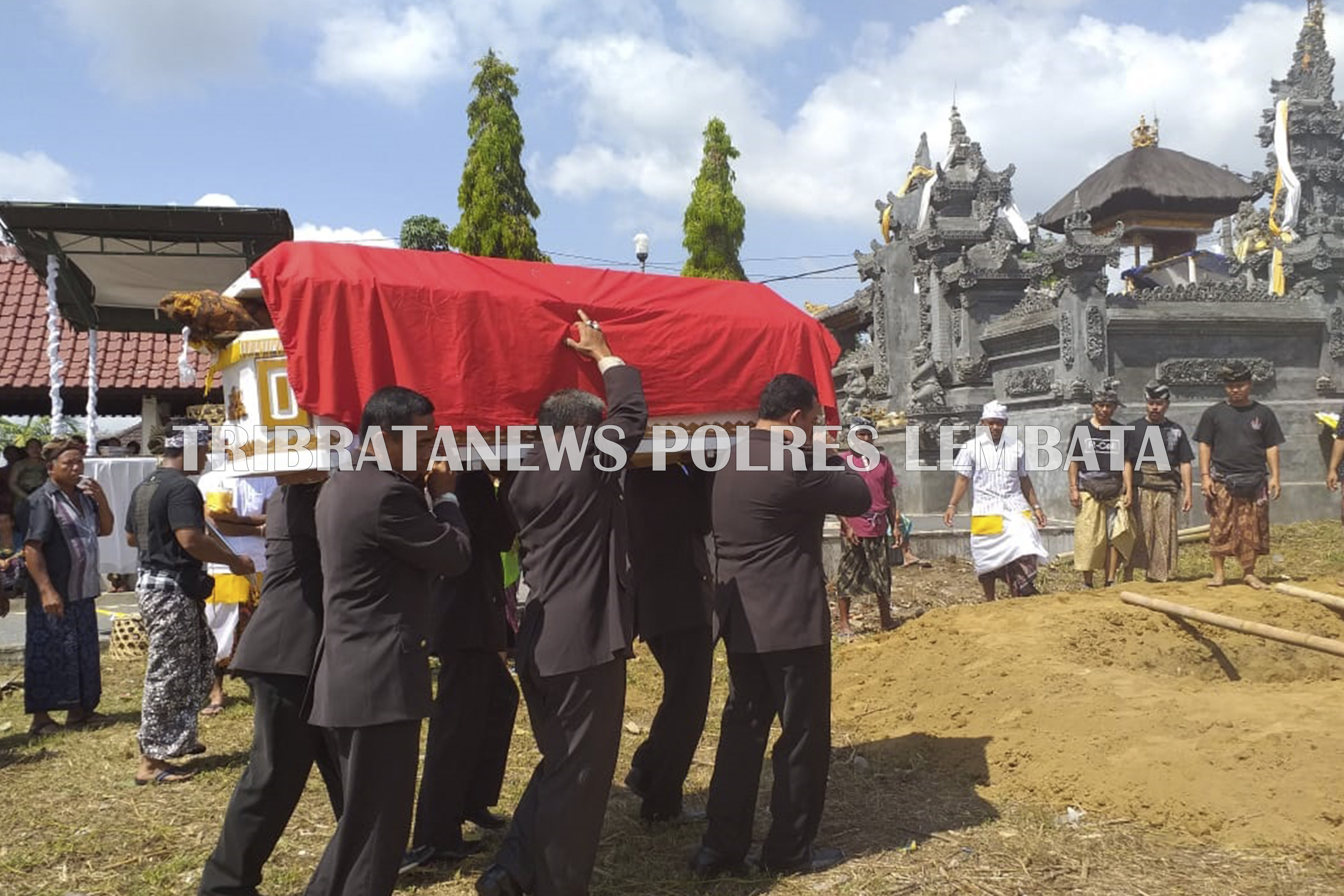 KAPOLSEK OMESURI ALMARHUM IPDA I NENGAH SUKANATA DI SEMAYAMKAN HARI INI DI TABANAN BALI