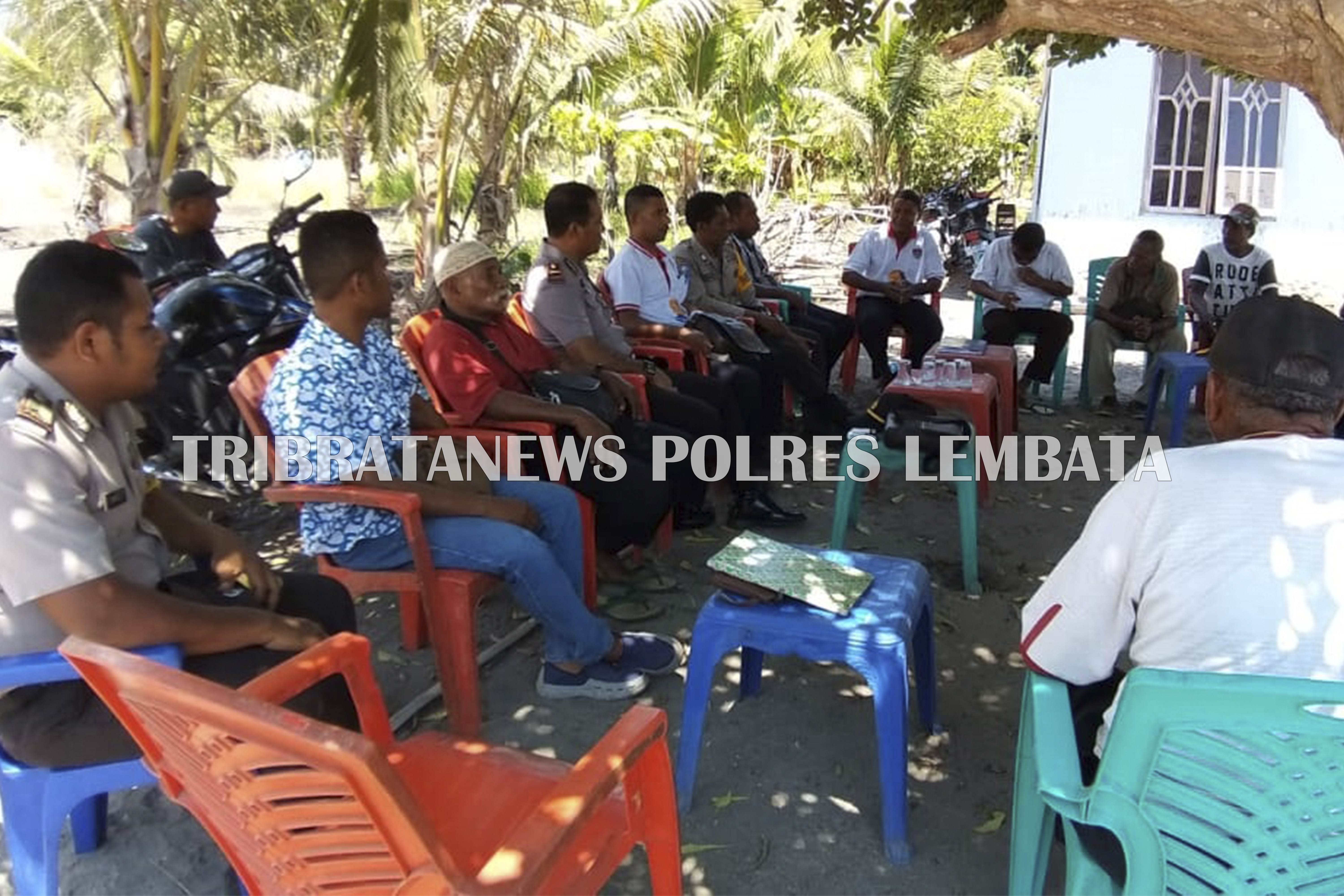 KAPOLSEK OMESURI IPDA ALOYSIUS BERSAMA ANGGOTA LAKUKAN SILATURAHMI KE DESA INI