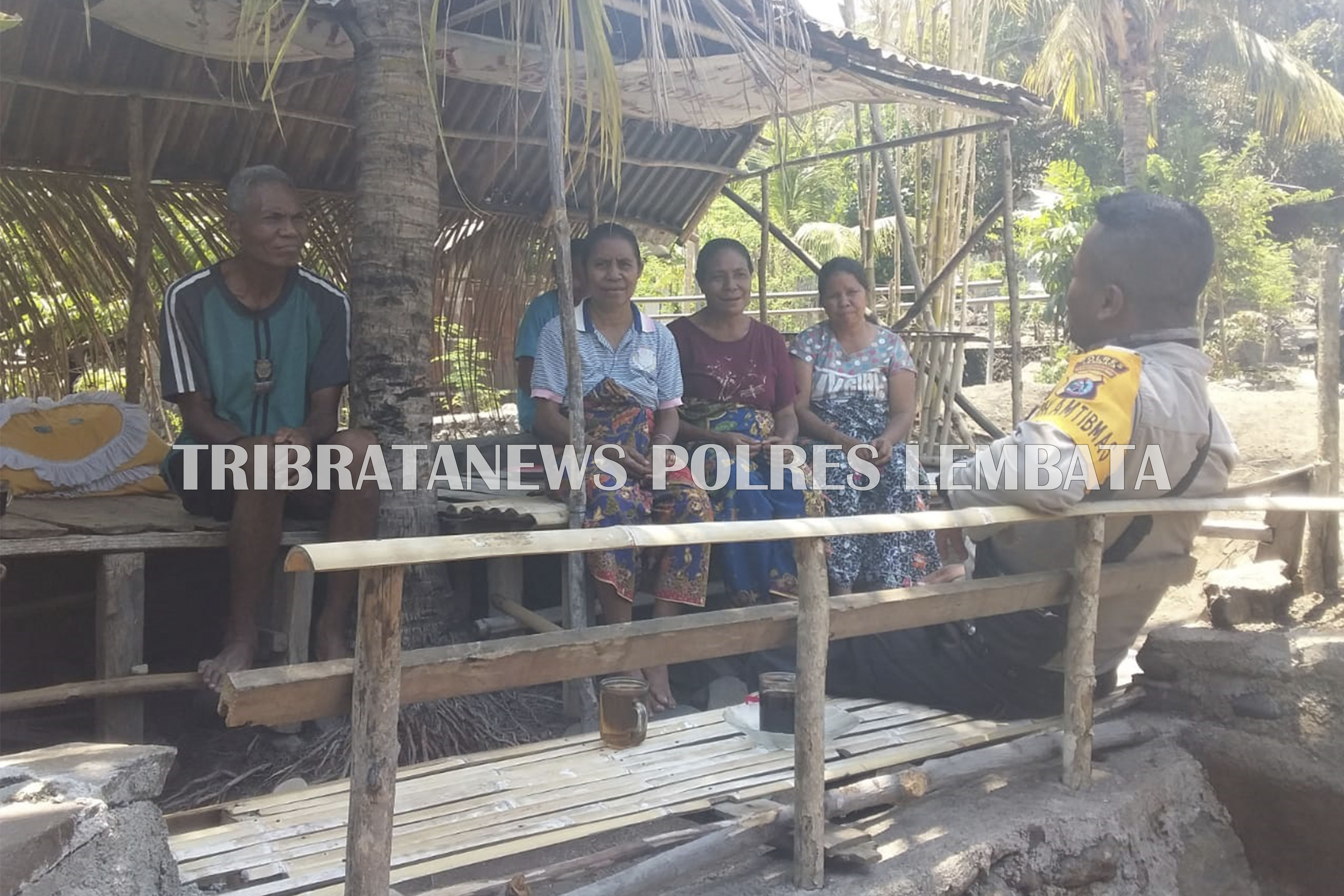 GUNA MENJAGA KAMTIBMAS, INI YANG DI LAKUKAN BRIGPOL EKO SAAT MENYAMBANGI WARGA MASYARAKAT DESA ALAP ATADEI