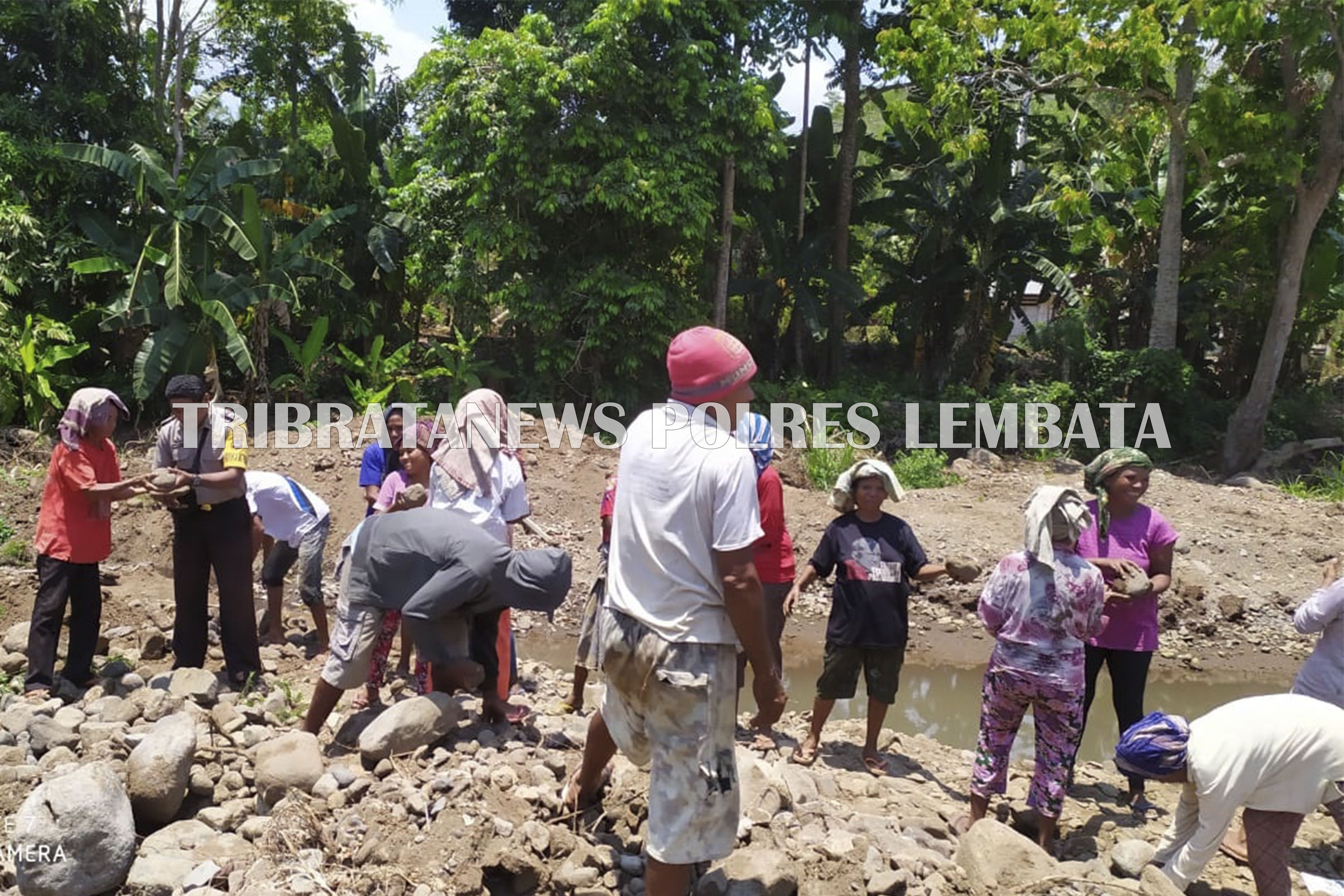 BRIGPOL SEFRIN MENYAMBANGI WARGA DESA IDALOLONG