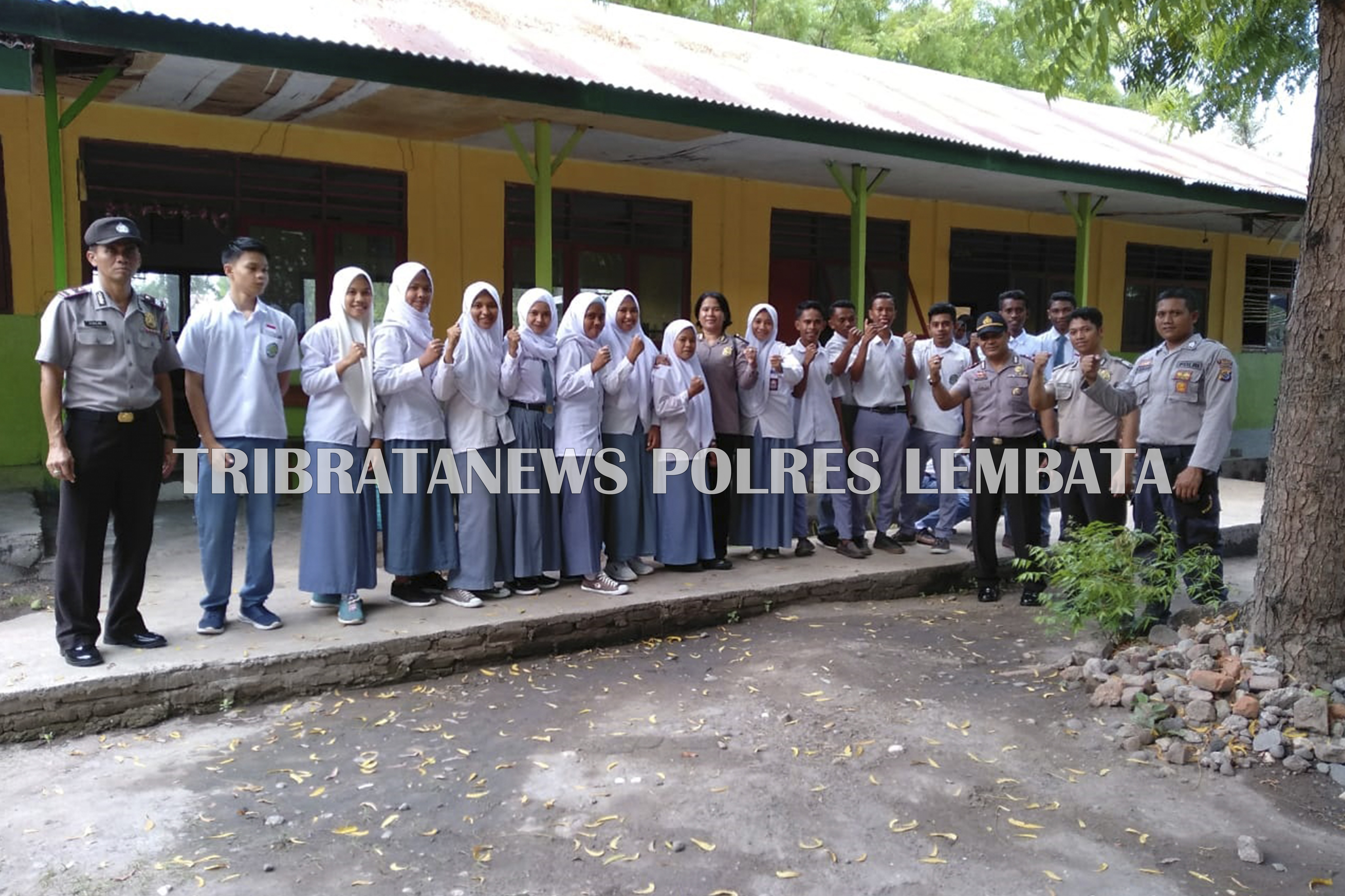 POLRES LEMBATA LAKUKAN SOSIALISASI PENERIMAAN BINTARA POLRI DI BEBERAPA SEKOLAH