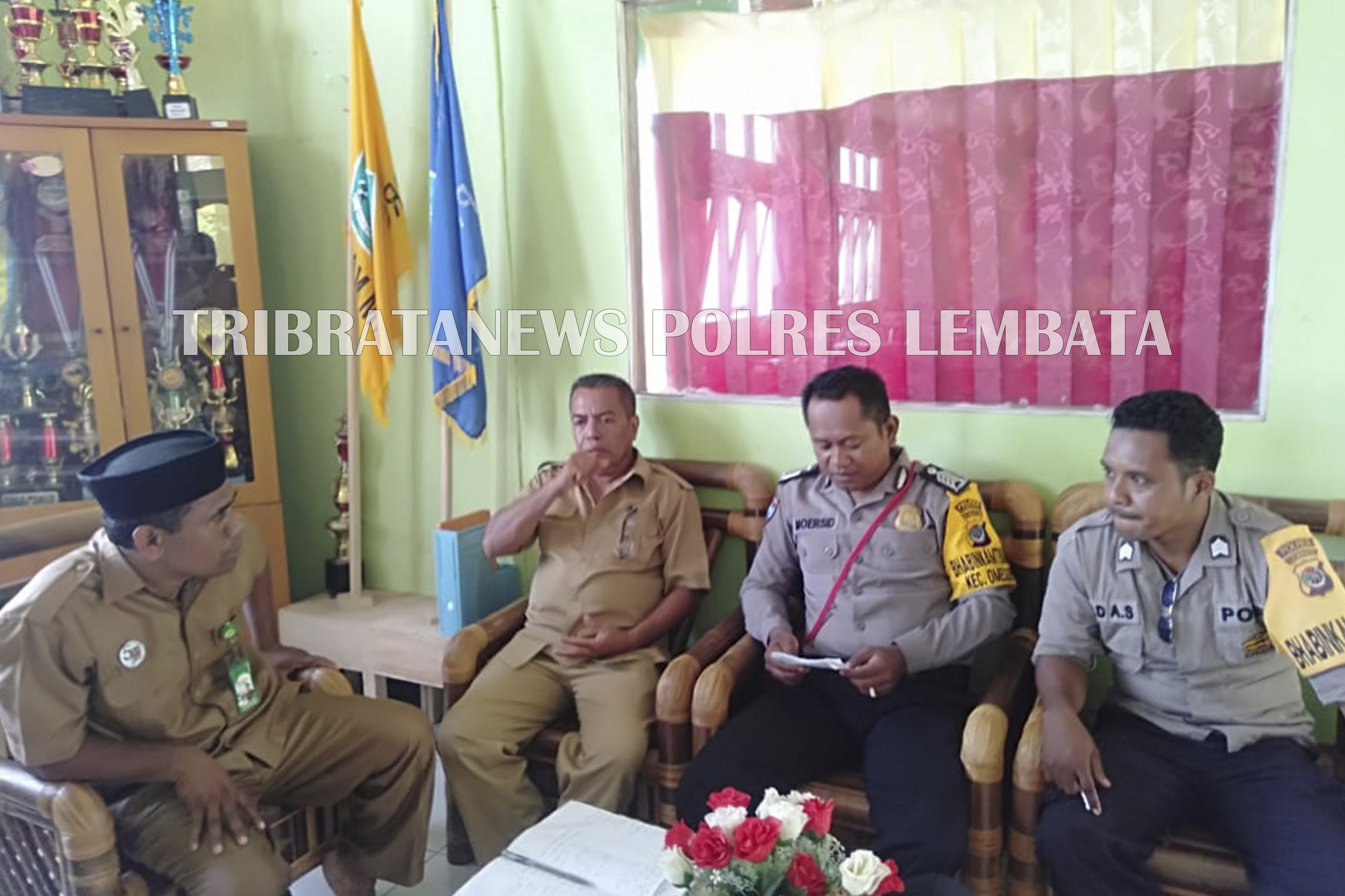 BRIPKA MURSIDIN BERSAMA BRIGPOL ADAM MENYAMBANGI SEKOLAH GUNA MEMBERIKAN PESAN KAMTIBMAS