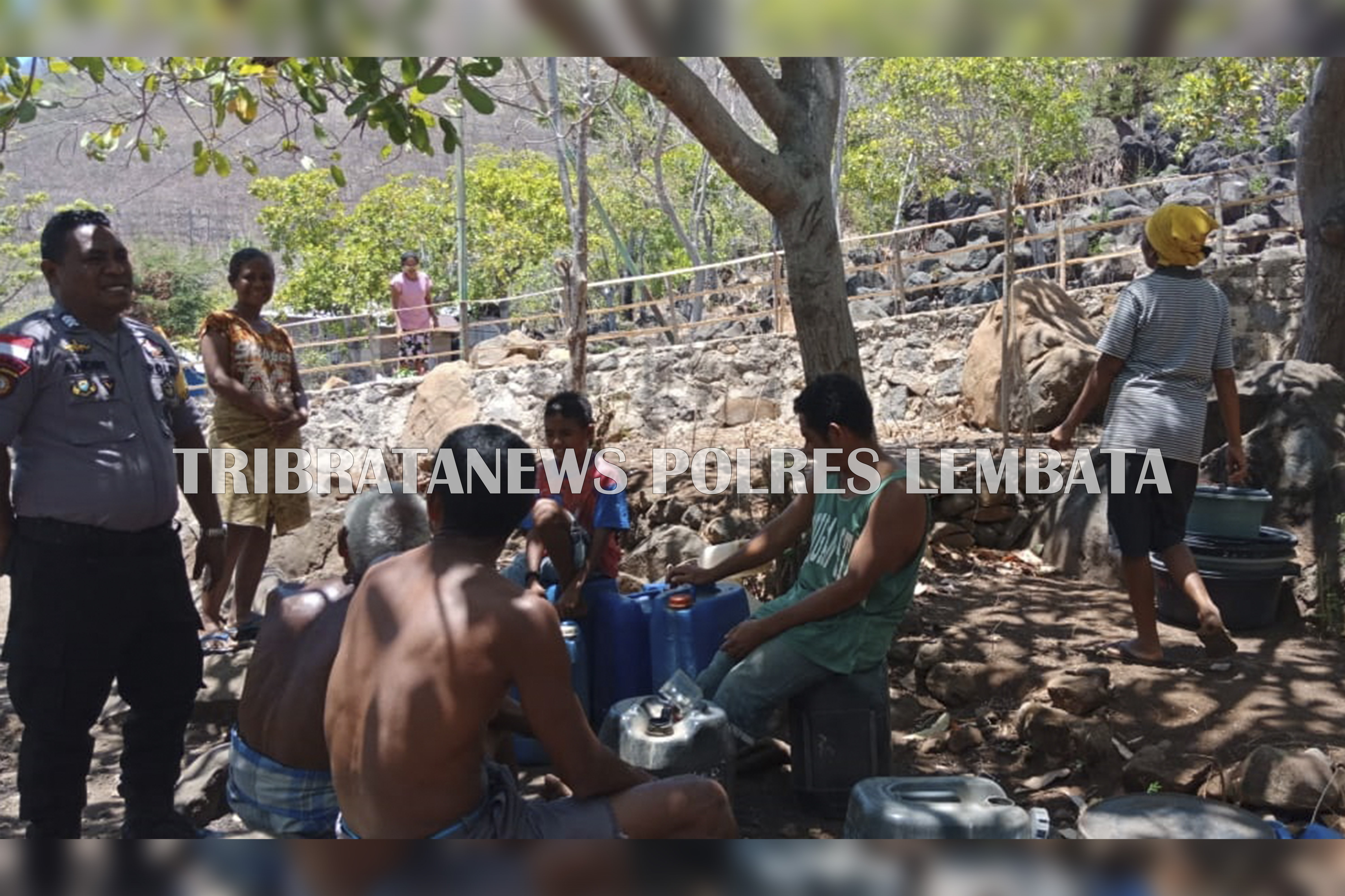 BRIGPOL GASPAR AKTIF PANTAU KEGIATAN MASYARAKAT DI DESA TAPOBALI