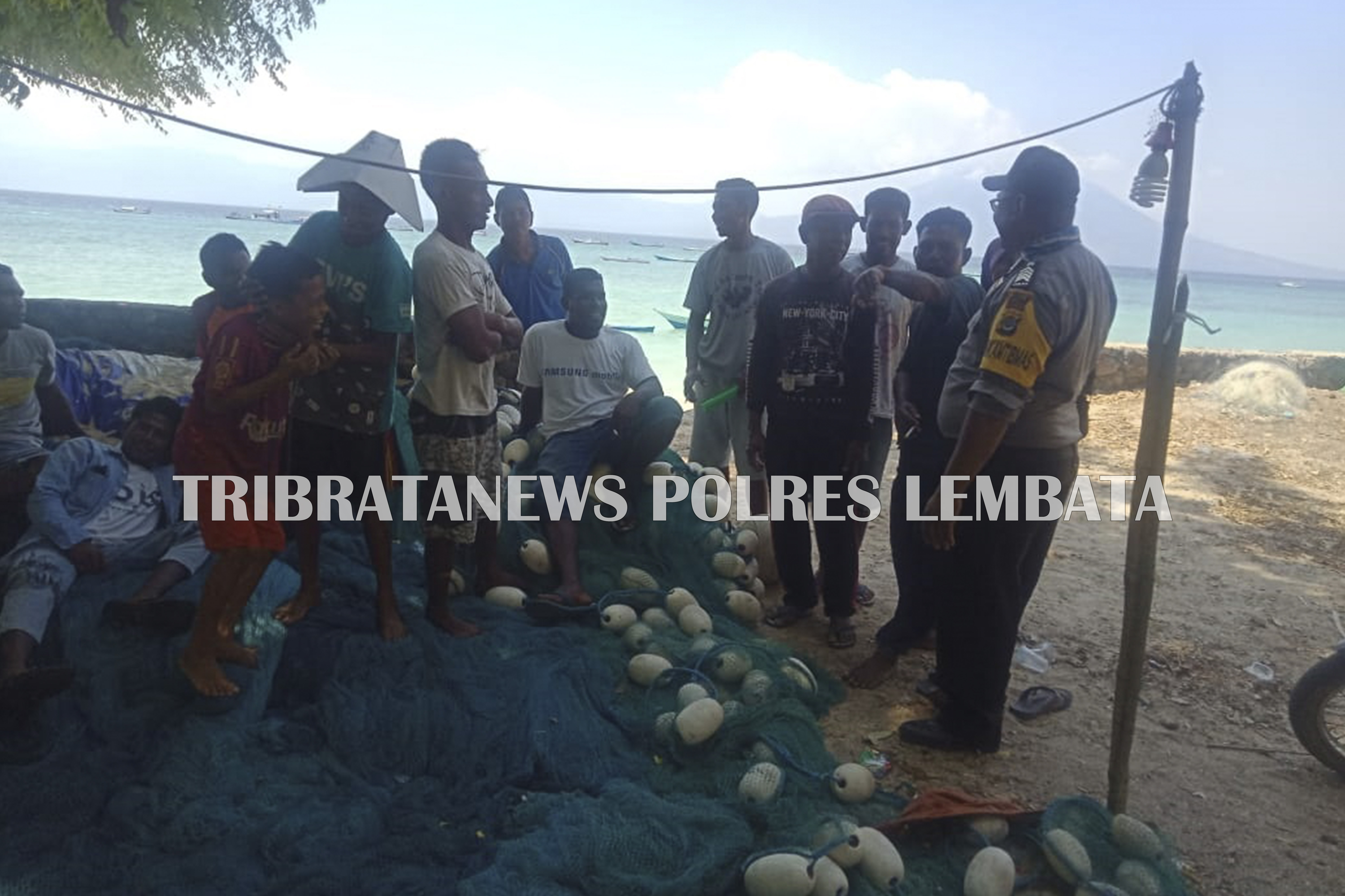 BRIPKA AZIS SAMBANGI WARGA NELAYAN DESA BABOKERONG