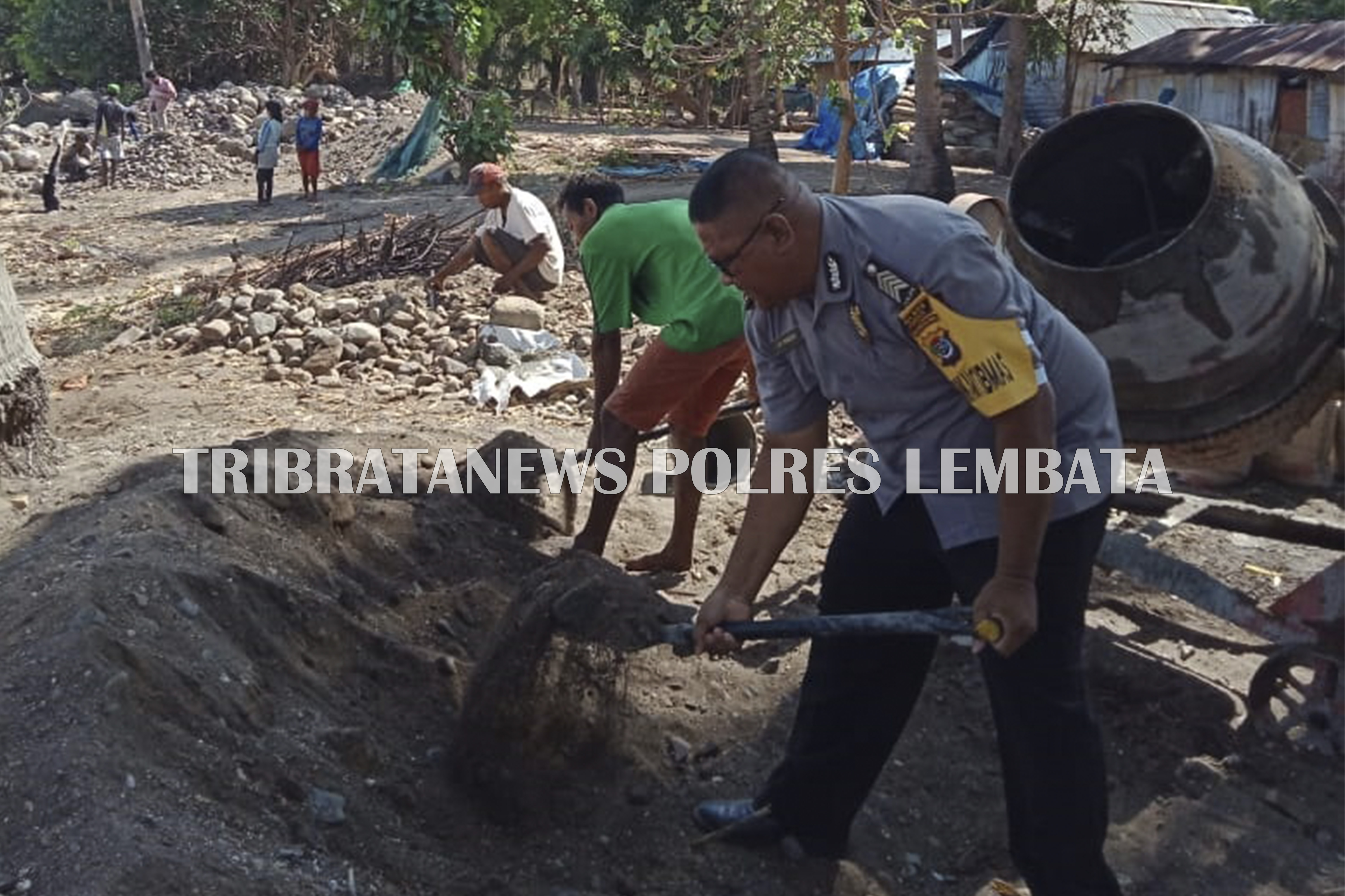 BRIPKA AZIS MEMONITORING PEMBANGUNAN DI DESA BAOBOLAK