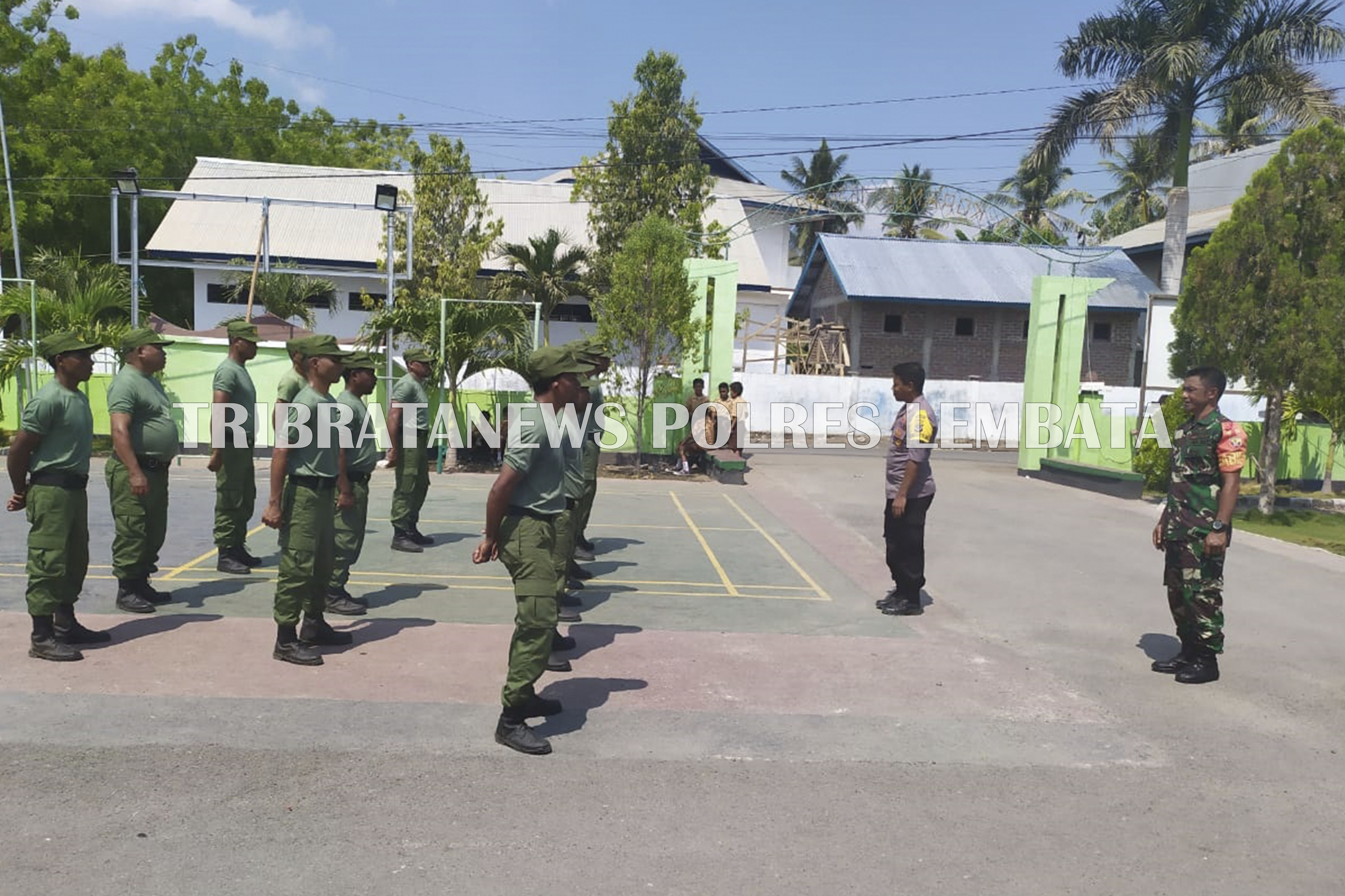 BRIPKA RUSLAN BERIKAN PELATIHAN DASAR BARIS-BERBARIS KEPADA LINMAS