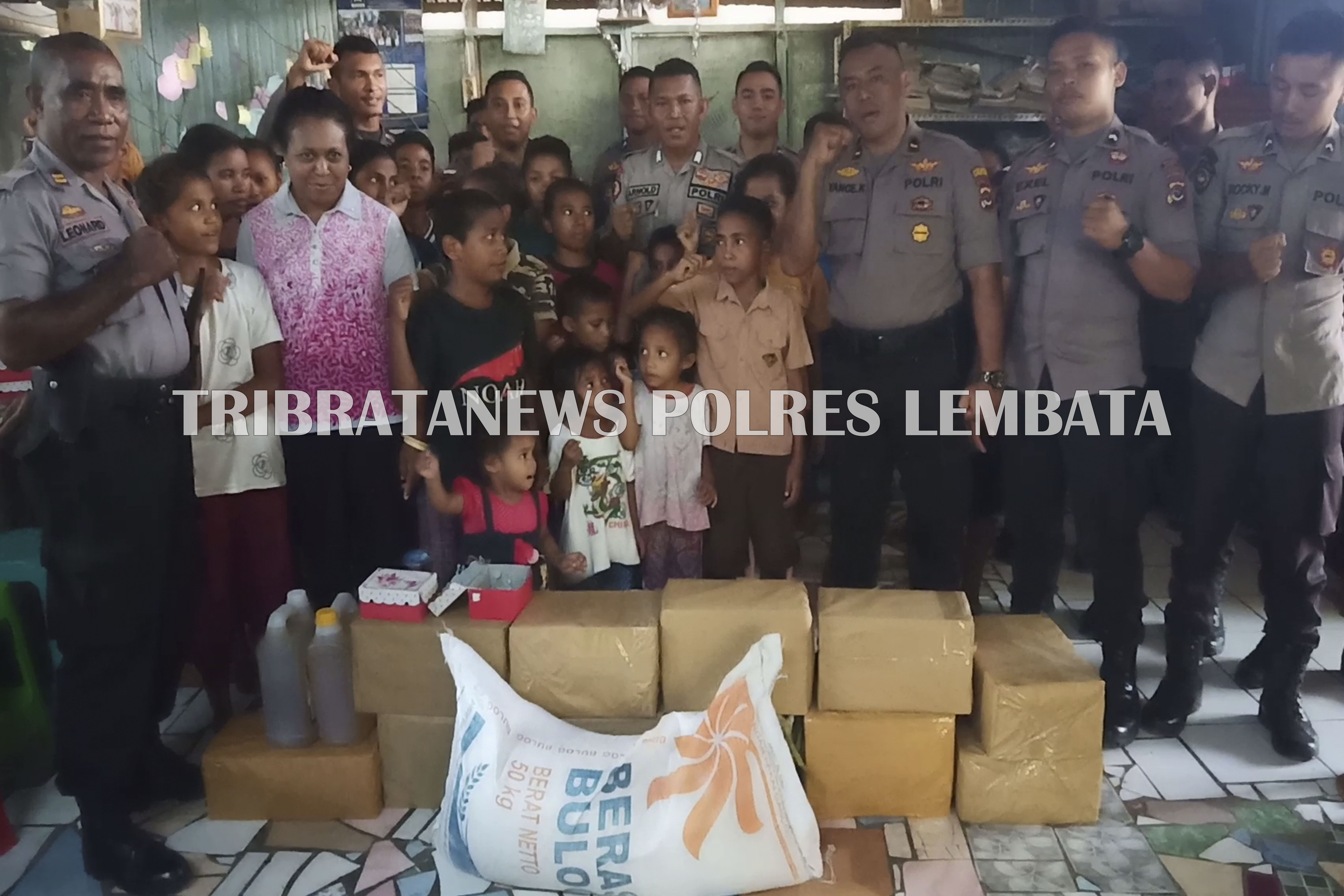 DI PENGHUJUNG TAHUN 2019 SAT SABHARA POLRES LEMBATA BERBAGI KASIH LEWAT KEGIATAN BAKTI SOSIAL