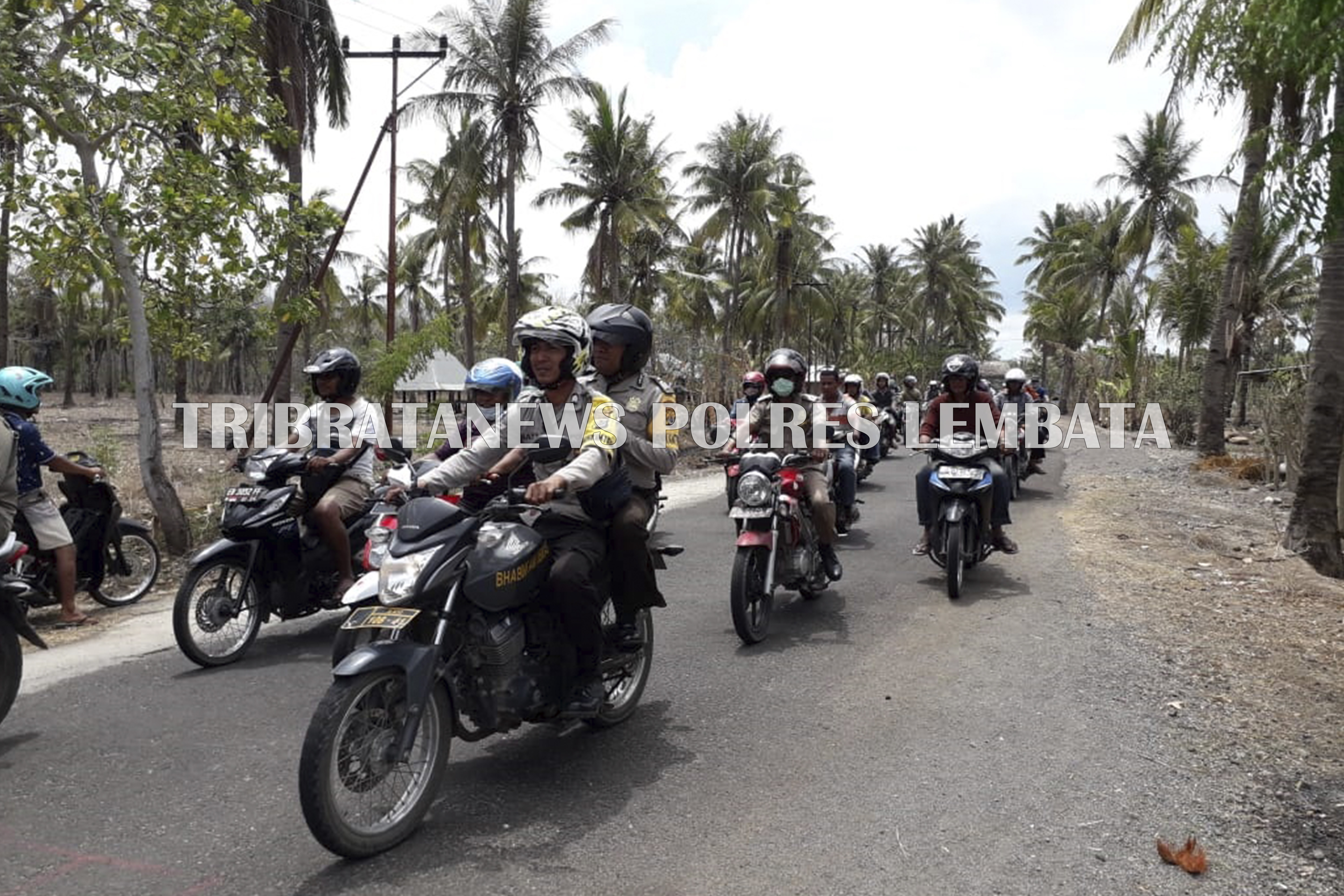 BHABINKAMTIBMAS 3 DESA MENGAWAL JENAZAH SALAH SEORANG MASYARAKAT YANG MENGALAMI KECELAKAAN KERJA