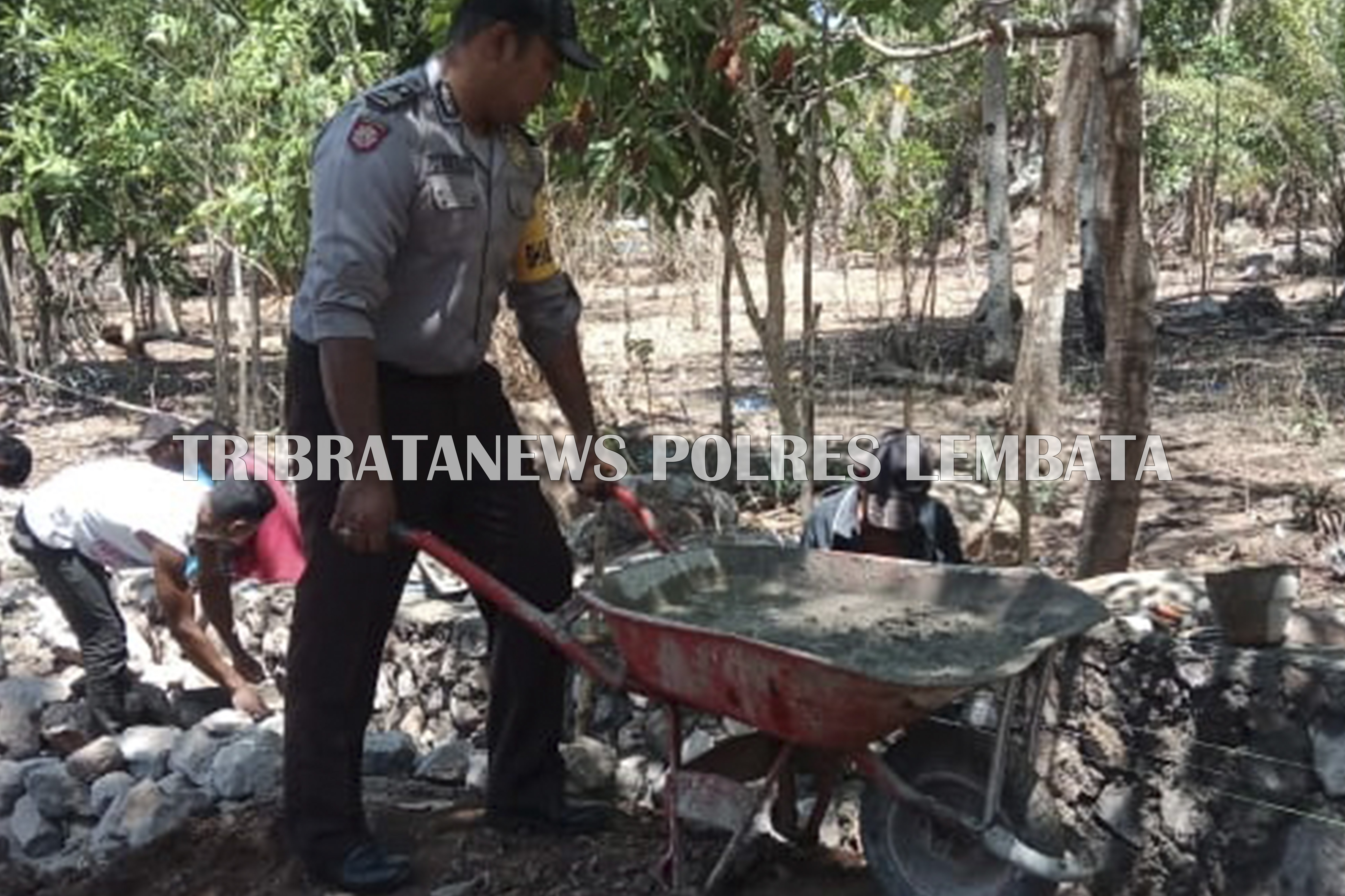 BRIGPOL MEMONITORING SETIAP PEMBANGUNAN DI DESA HINGALAMAMENGI