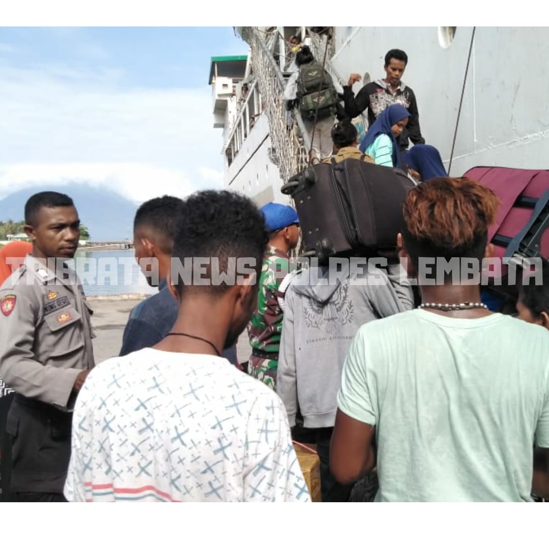 KPPP LAUT BERSINERGI DENGAN TNI ANGKATAN LAUT LAKUKAN PENGAMANAN KAPAL DI PELABUHAN LEWOLEBA