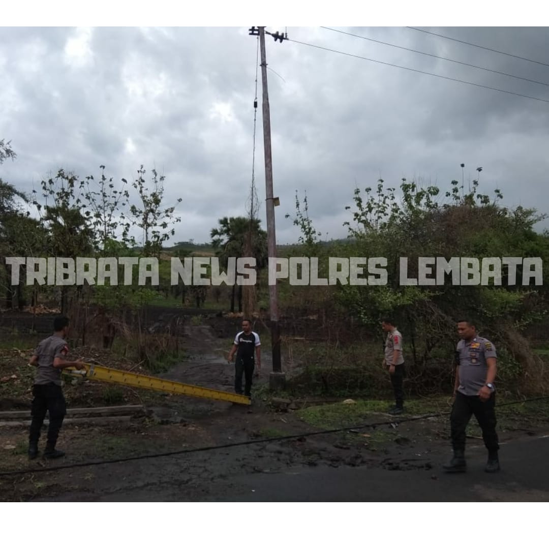 POLRES LEMBATA BERSAMA PIHAK TERKAIT EVAKUASI WARGA YANG TERKENA DAMPAK CUACA BURUK