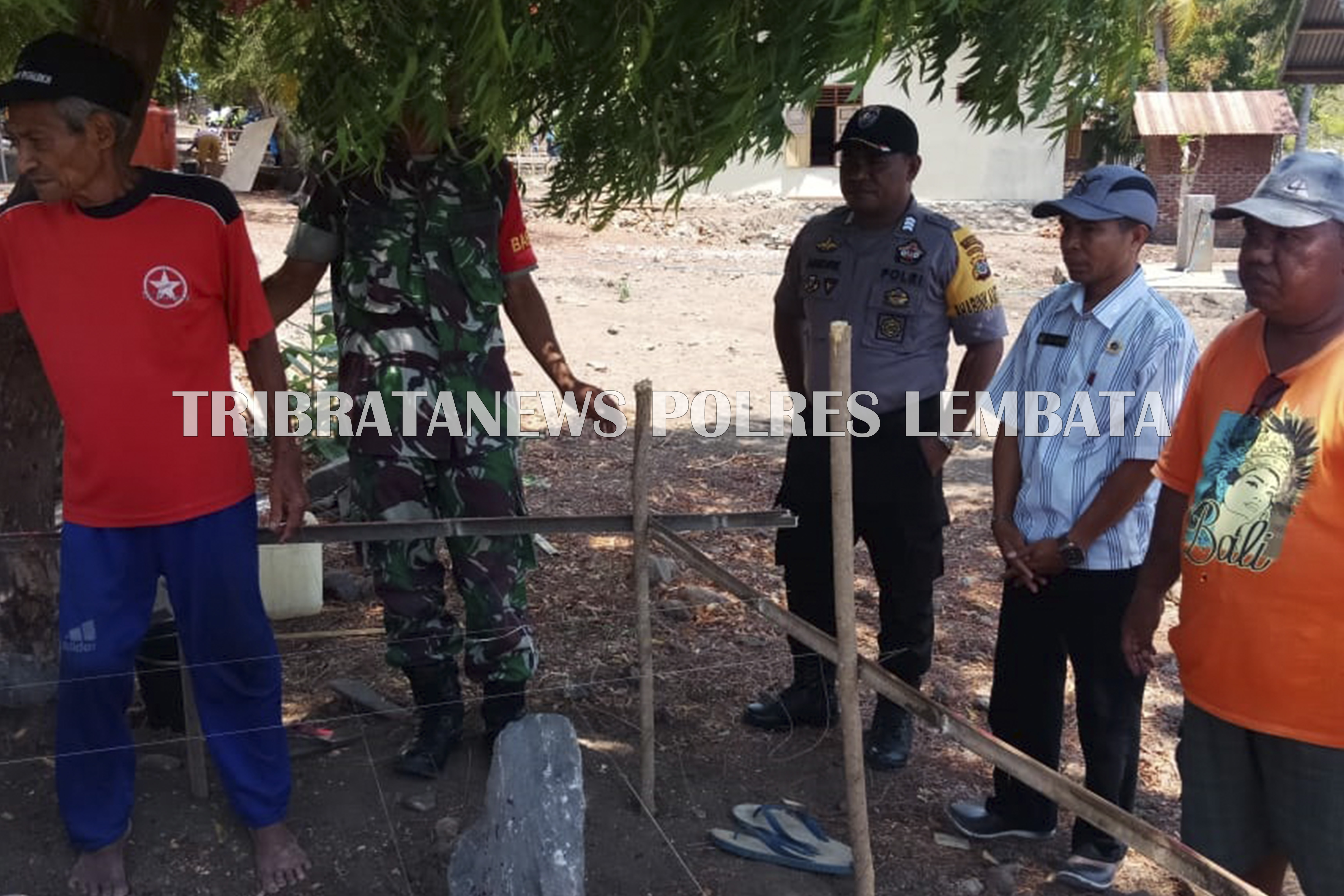 BRIGPOL GASPAR BERSAMA BABINSA WULANDONI MENGHADIRI ACARA DI DESA INI