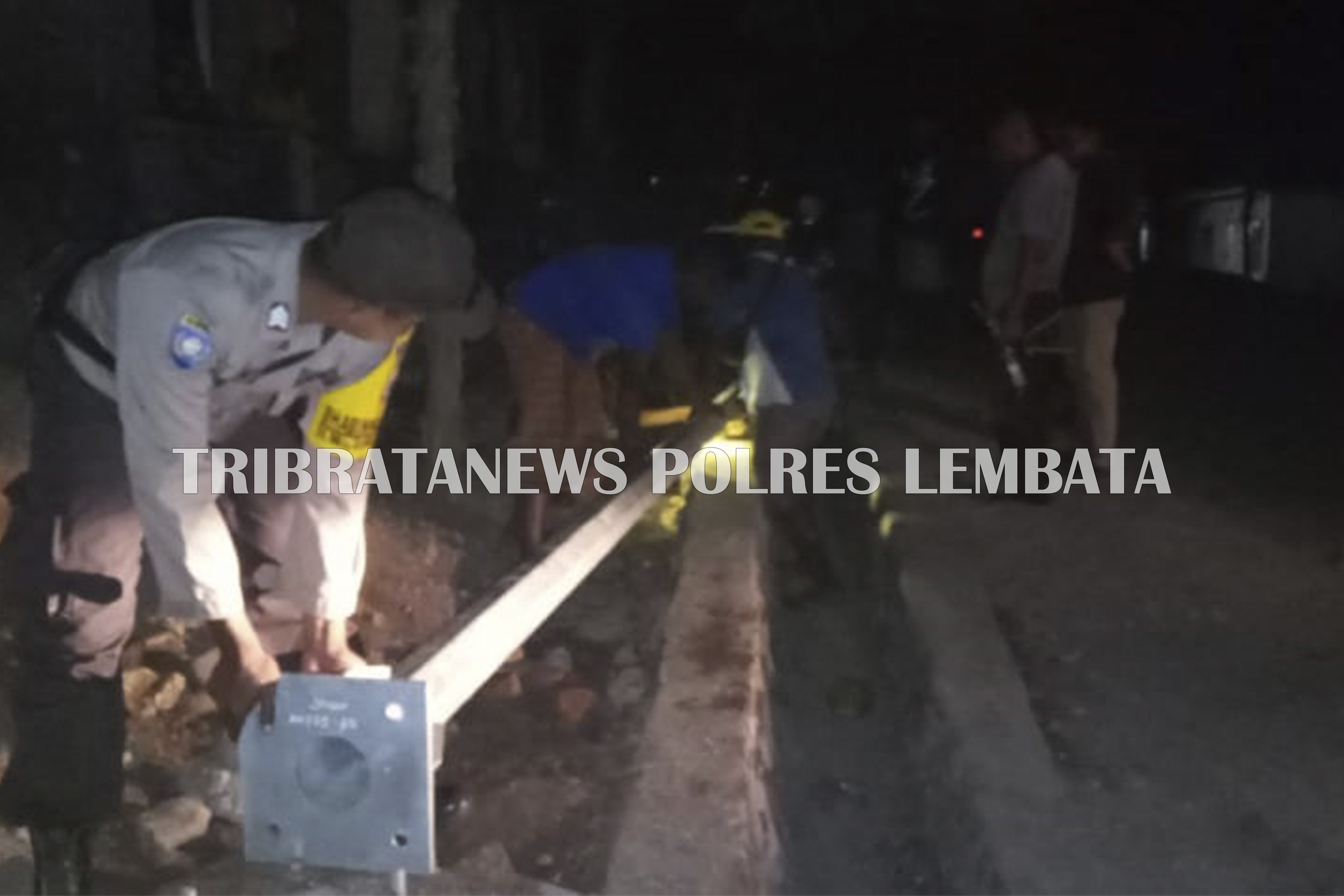 BRIGPOL TAMONOB BERSAMA MASYARAKAT WAILOLONG MEMASANG LAMPU JALAN