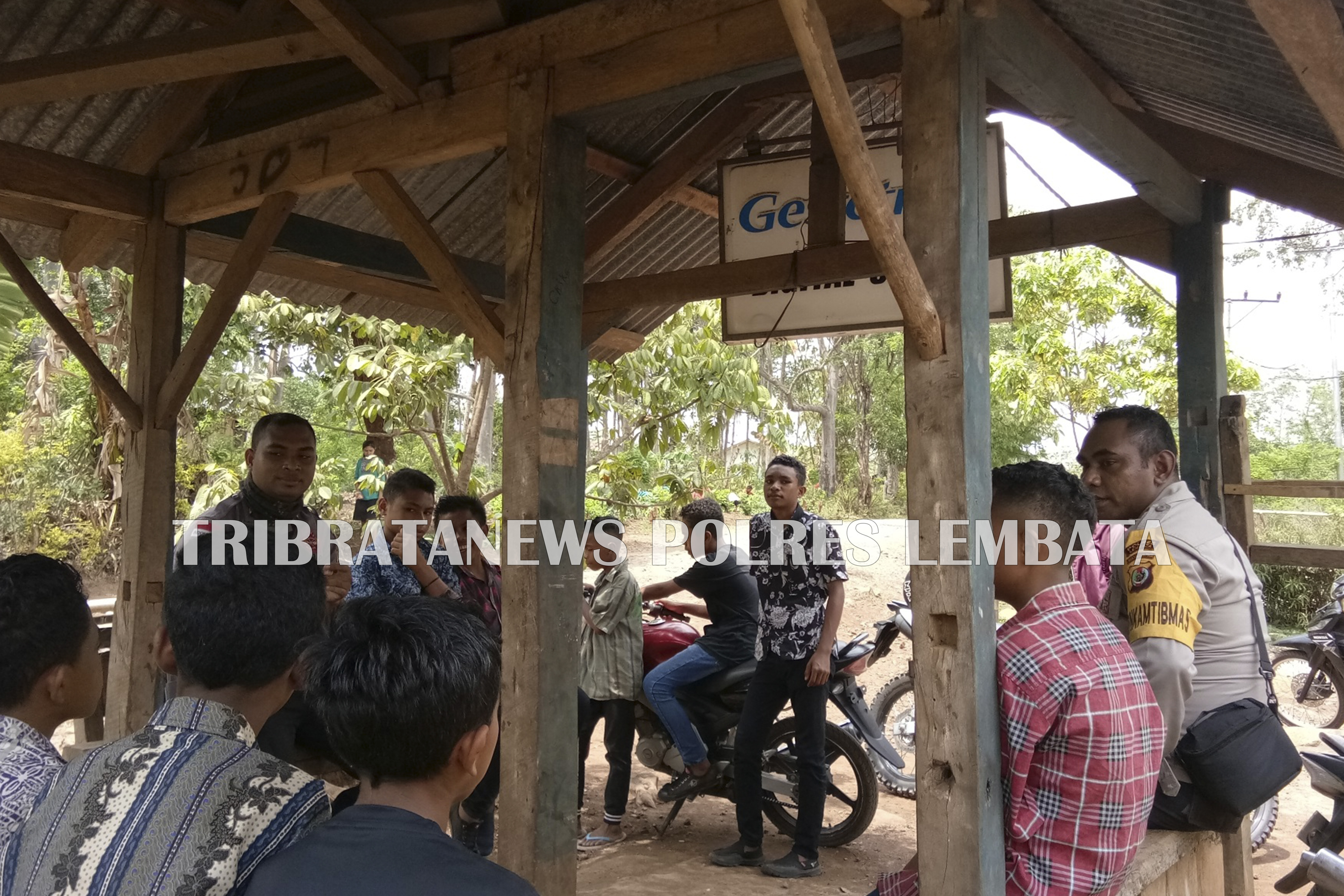 INI YANG DI LAKUKAN BRIGPOL YOSEF ADRIANUS TUPE GORAN BERSAMA ANGGOTA POSPOL ATADEI BRIPTU MARSILIO GUSMAO SAAT MENYAMBANGI WARGA