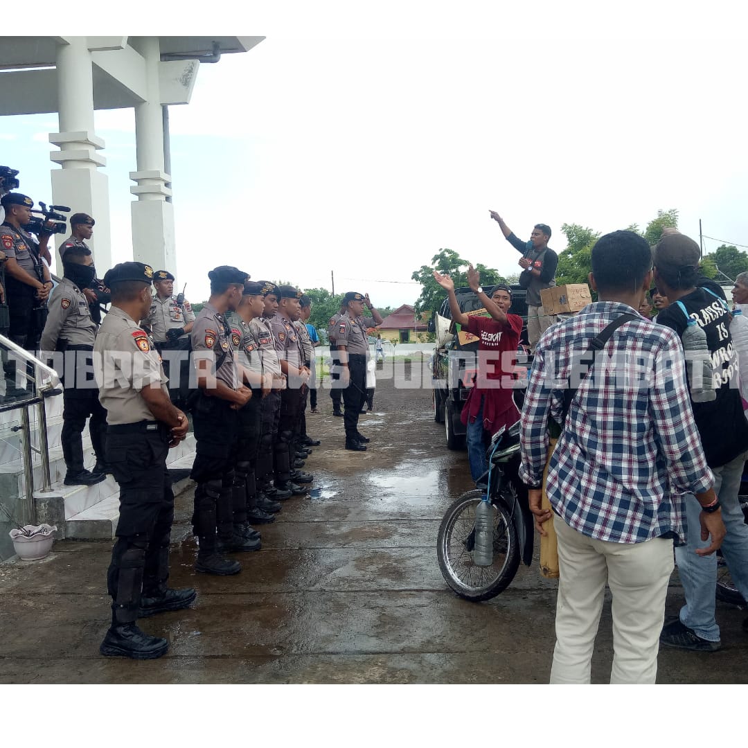 POLRES LEMBATA LAKUKAN PENGAMANAN AKSI UNJUK RASA DAMAI DI KANTOR DPRD LEMBATA