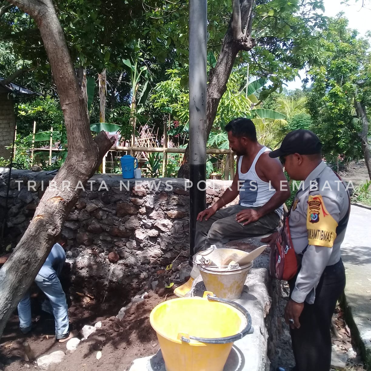 SAMBANGI WARGA YANG SEDANG MEMBANGUN TOILET MASJID, BRIGPOL SEMRON HIMBAU HAL INI