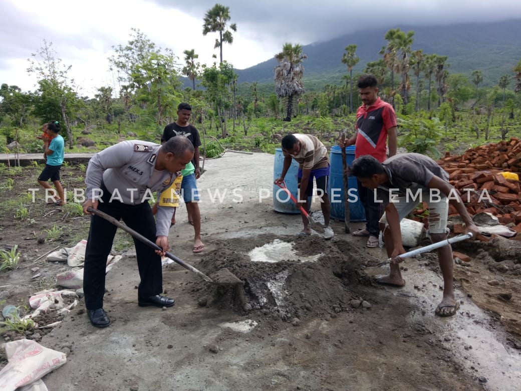 BRIPKA MAXSI BERGOTONG ROYONG BERSAMA WARGA DESA BAOLALI DULI MEMBANGUN PONDASI RUMAH SALAH SATU WARGA