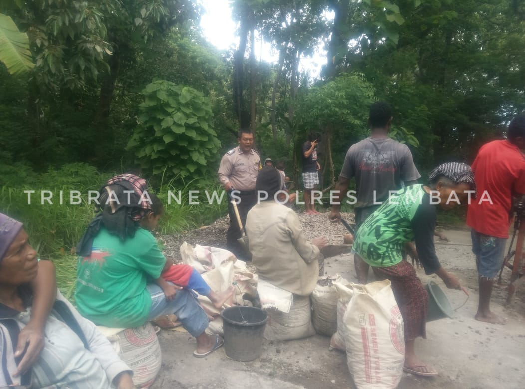 BRIPKA ADRIAN SINAGA HIMBAU WARGA JAGA KEBERSIHAN LINGKUNGAN