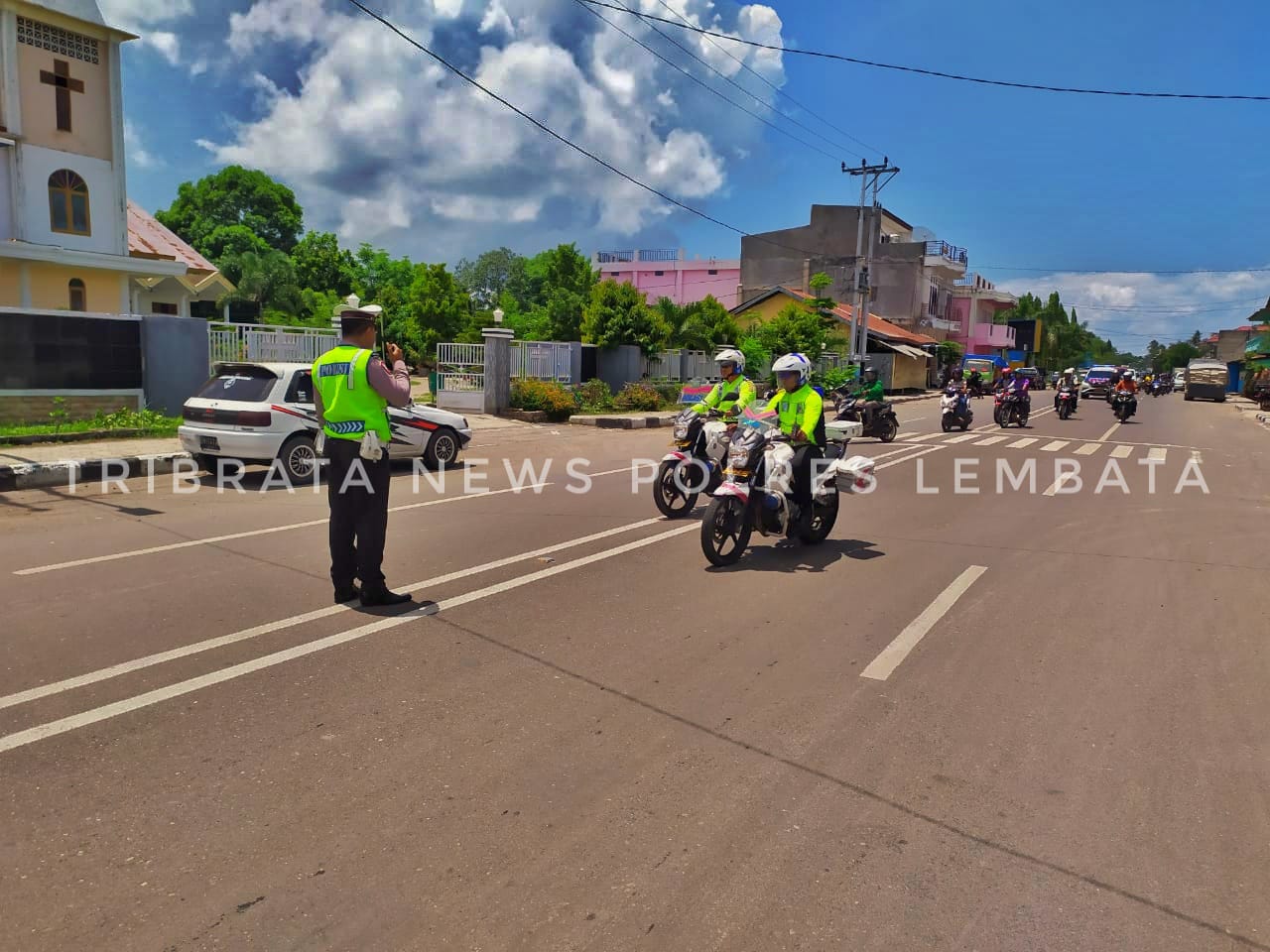 SATLANTAS POLRES LEMBATA LAKUKAN PENGAMANAN DAN PENGAWALAN PENJEMPUTAN BAPA USKUP AGUNG LARANTUKA