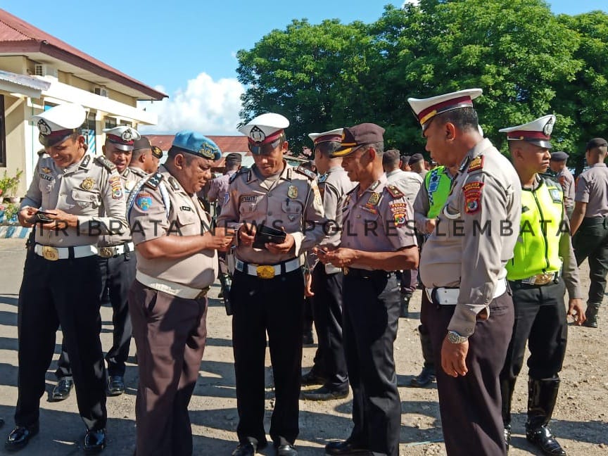 WAKAPOLRES LEMBATA DIDAMPINGI PROPAM POLRES LEMBATA LAKUKAN PEMERIKSAAN KELENGKAPAN KENDARAAN DAN DATA DIRI ANGGOTA POLRES LEMBATA