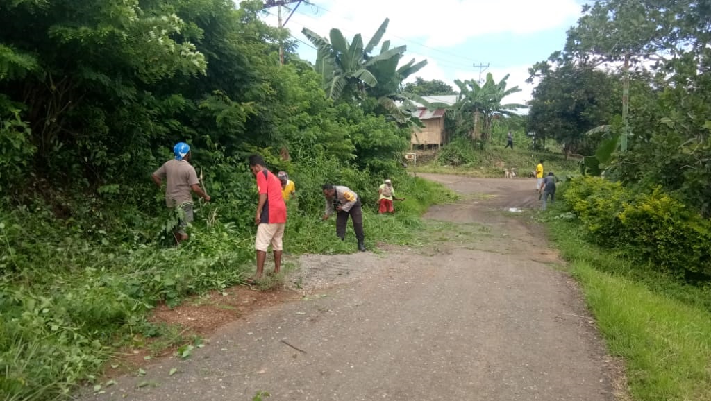 Brigpol Yosef dan Briptu Marsi kerja bakti bersama guna Kamtibcar lantas di kecamatan atadei