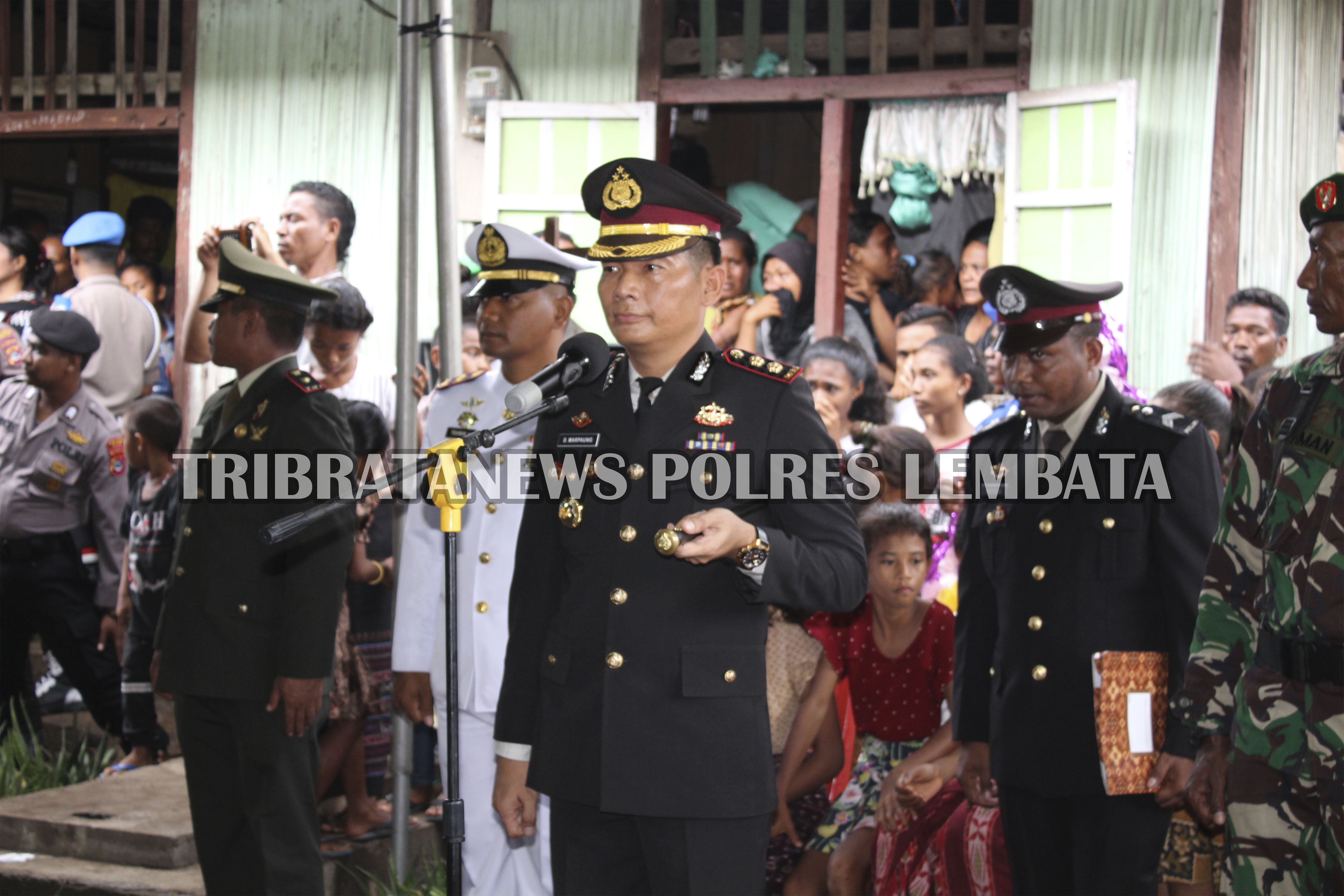 SAAT UPACARA PEMAKAMAN, KAPOLRES ALOR MENYAMPAIKAN, SEMASA HIDUP BRIPKA  ROBETUS W. PURLOLON MERUPAKAN ANGGOTA YANG PUNYA DEDIKASI YANG TINGGI BAGI POLRES ALOR