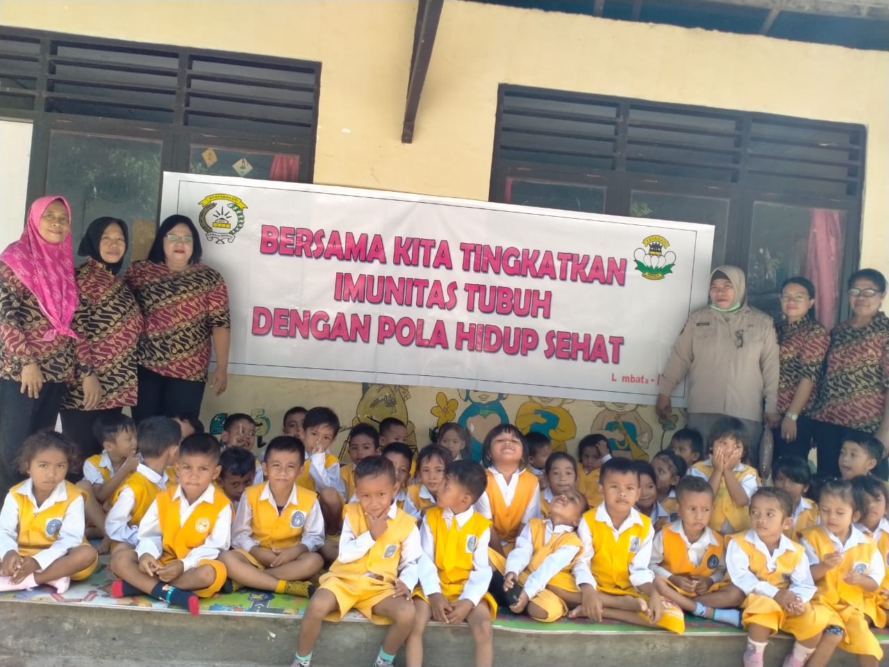 Peduli kesehatan murid TK Kemala Bhayangkari 10, Pengurus Yayasan Kemala Bhayangkari Cabang Lembata lakukan ini