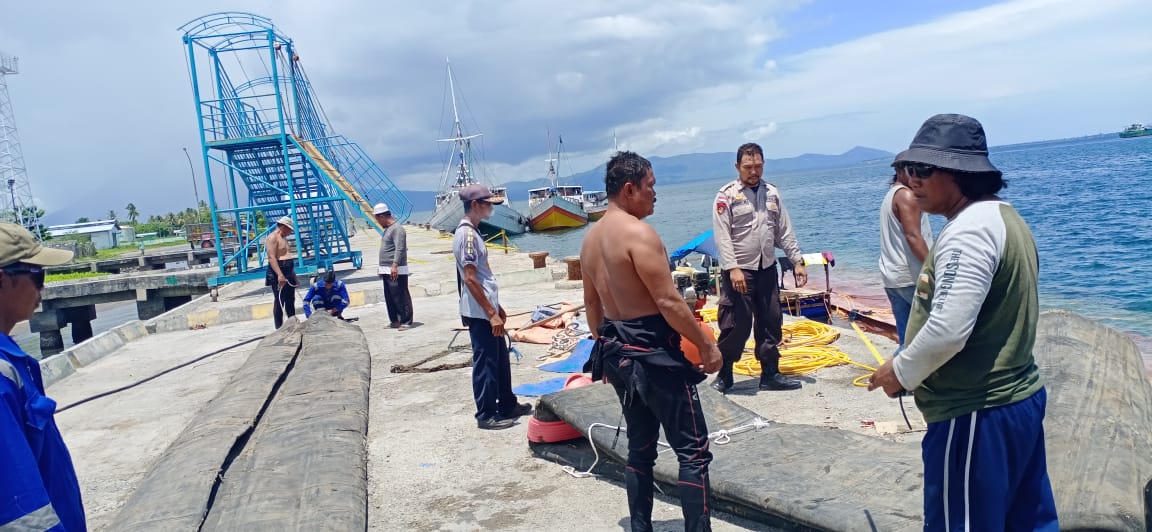 KPPP Laut bersama Satpolair Polres Lembata terus pantau dan amankan proses evakuasi Km. Simpo 16