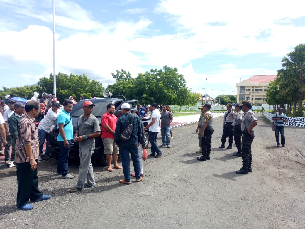 Polres Lembata dibawah pimpinan Kabag Ops Polres Lembata amankan Aksi Damai di Kantor Bupati dan DPRD Kabupaten Lembata